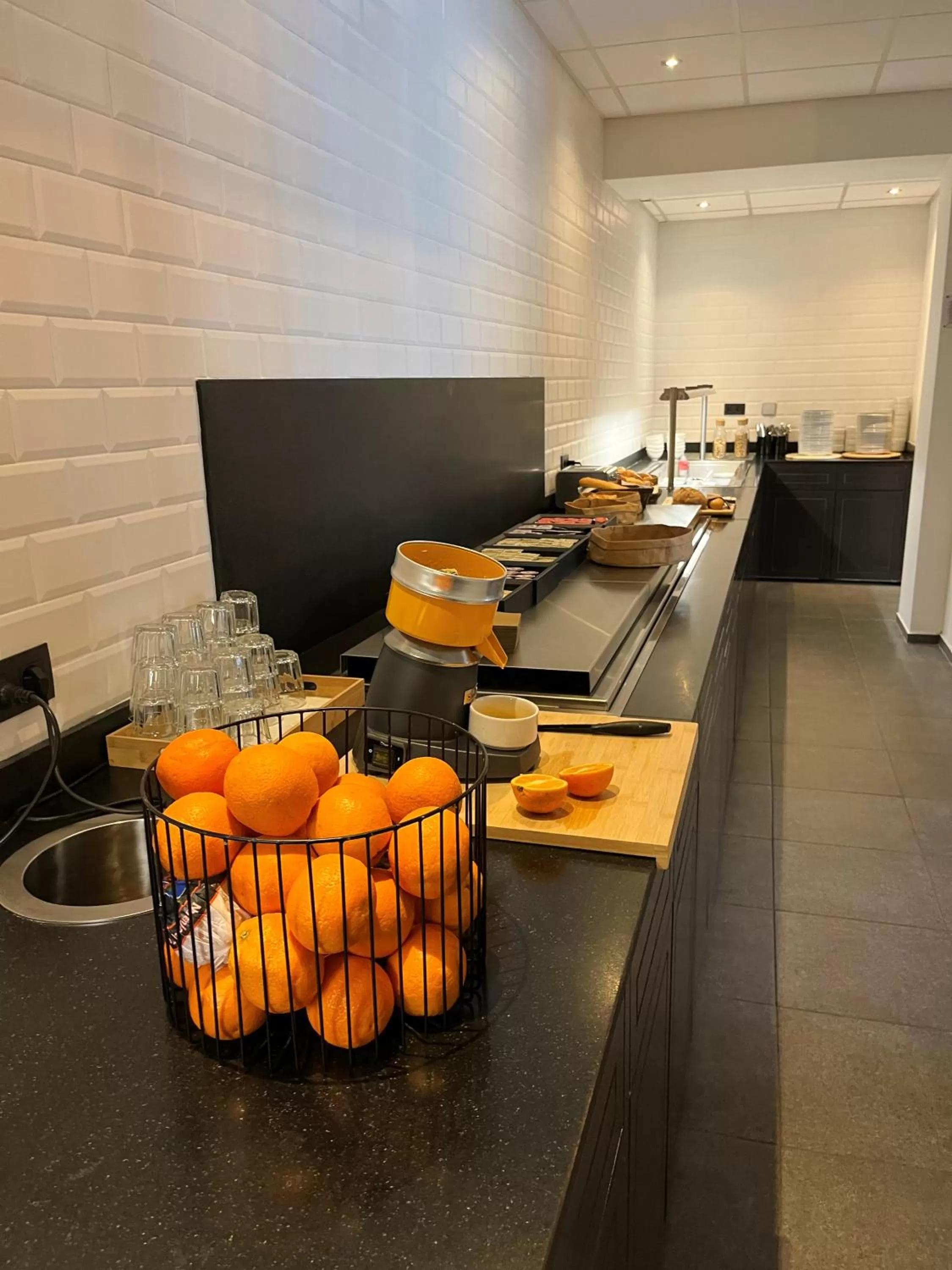 Kitchen or kitchenette in Hotel Le Parisien