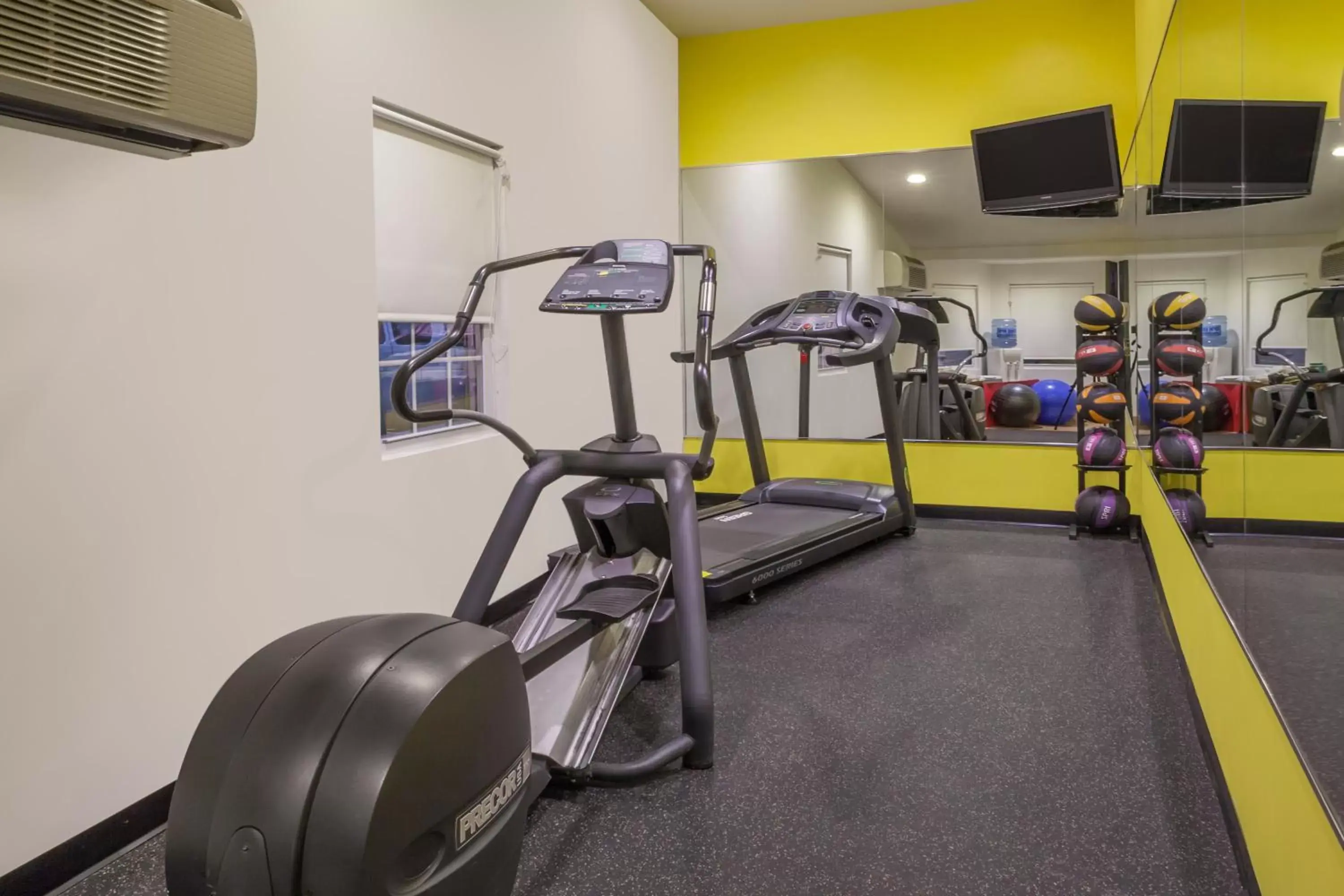 Fitness centre/facilities, Fitness Center/Facilities in Days Inn by Wyndham Woodbury Long Island