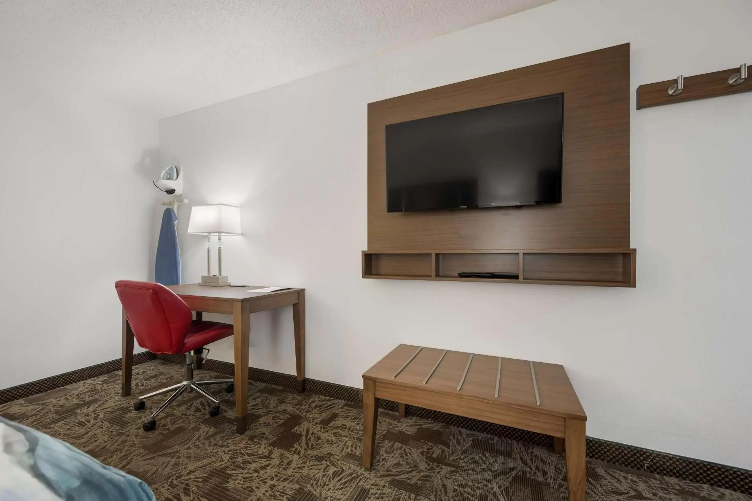 Bedroom, TV/Entertainment Center in SureStay Hotel By Best Western Tuscaloosa Southeast