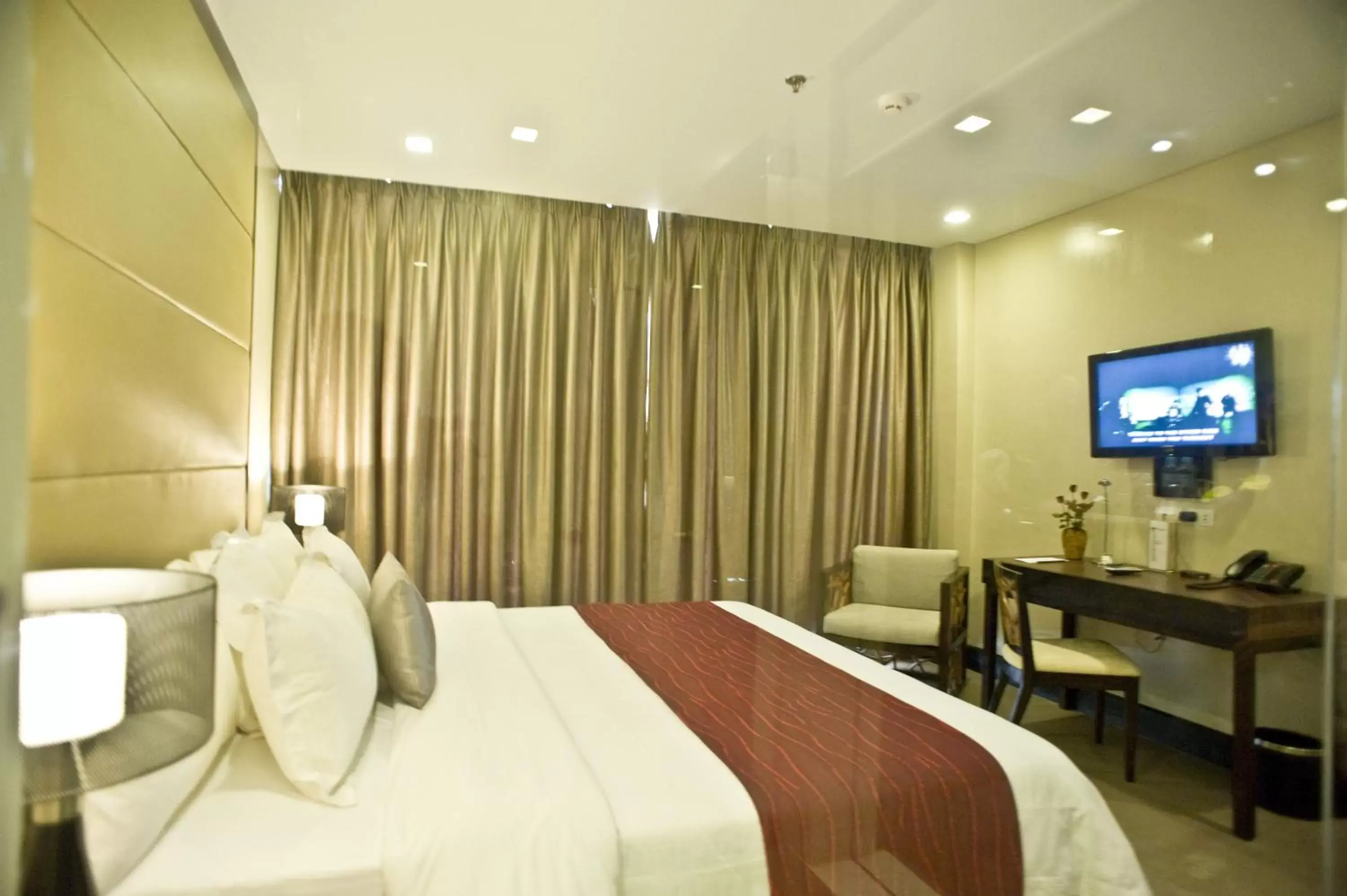 Bed in Goldberry Suites and Hotel - Mactan