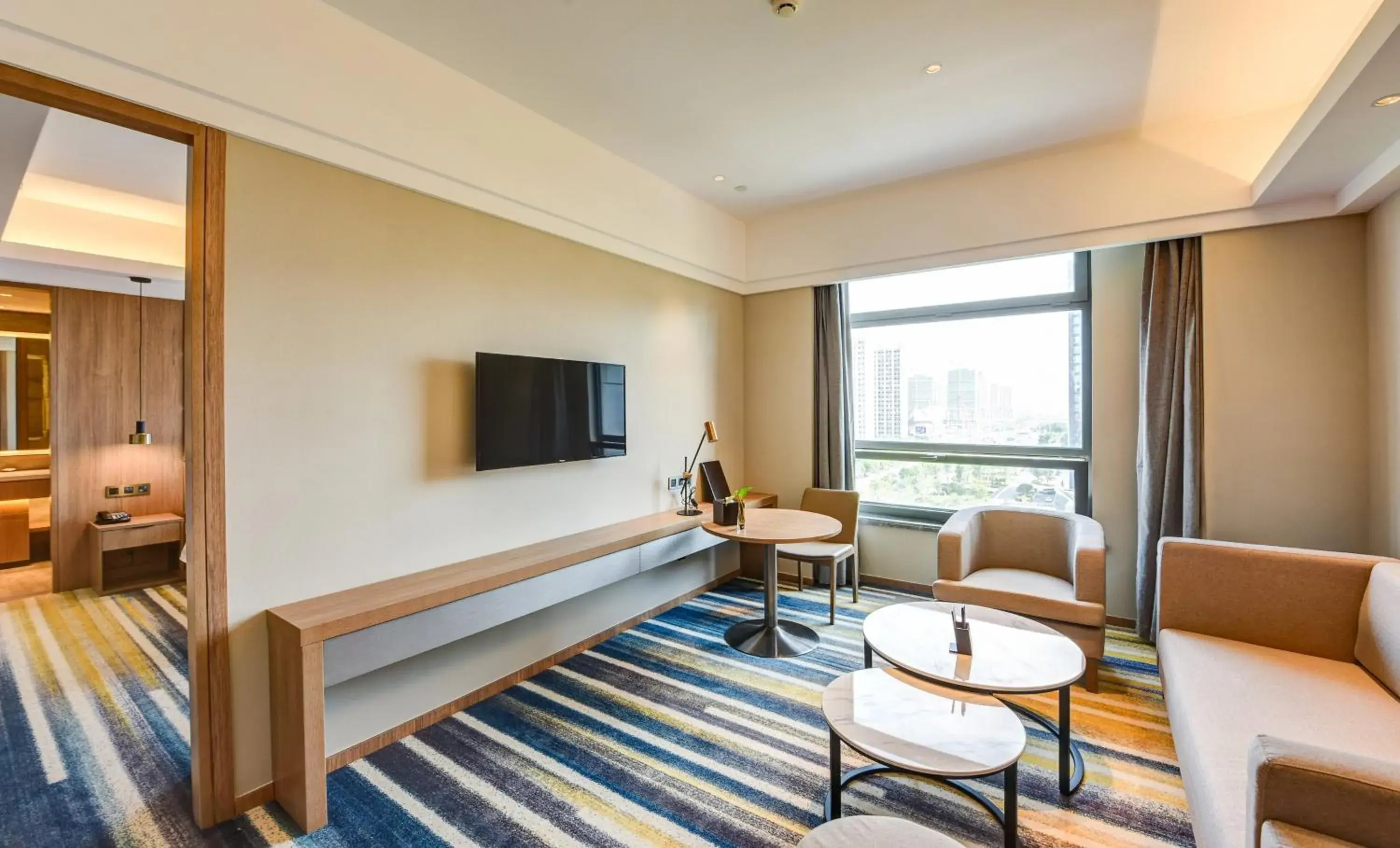 Photo of the whole room, Seating Area in Holiday Inn Nantong Oasis International, an IHG Hotel