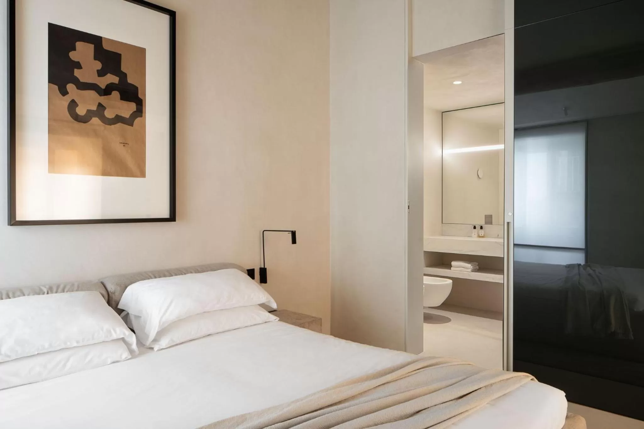 Photo of the whole room, Bed in Hotel Scenario