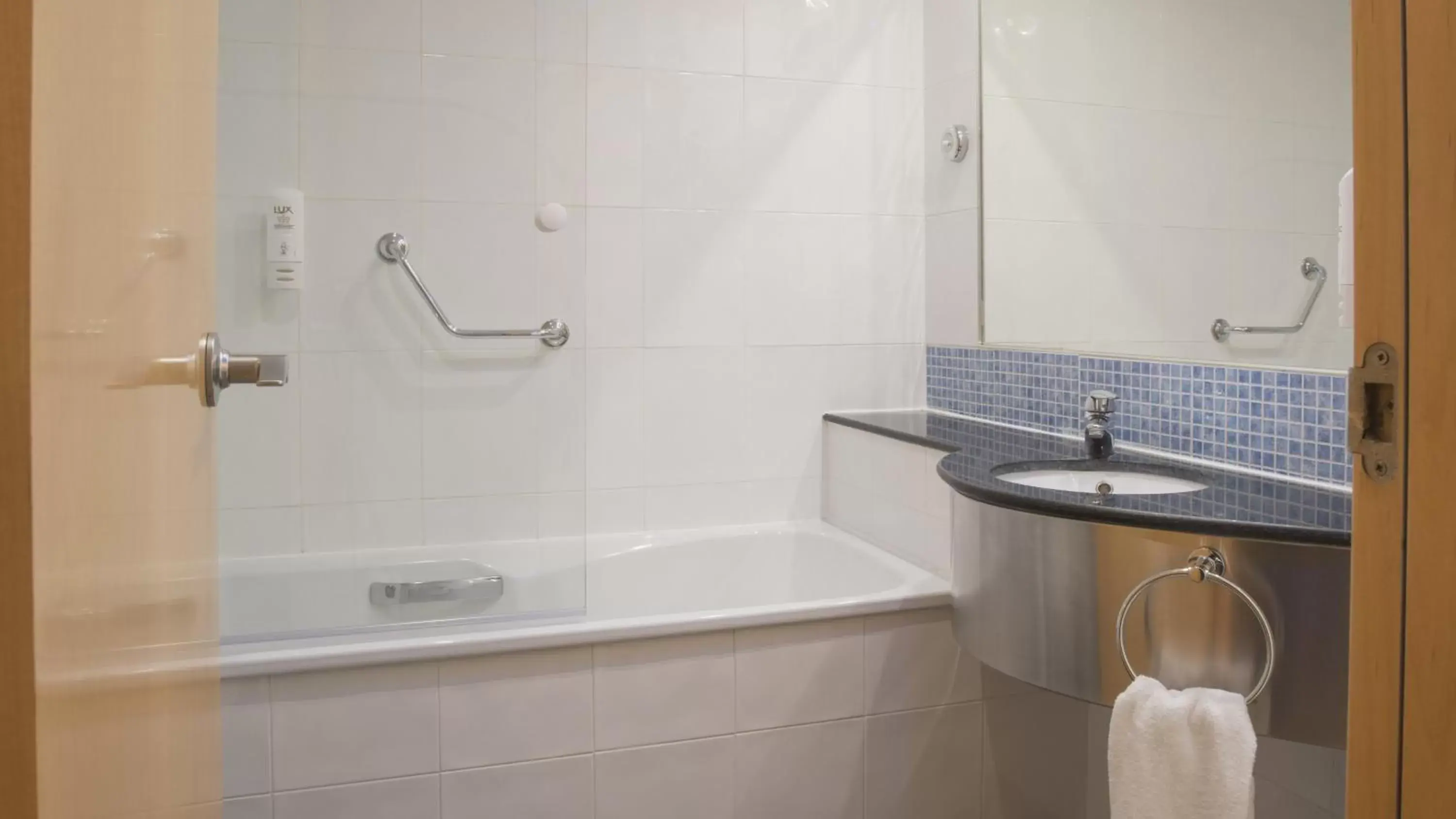 Bathroom in Hotel Holiday Inn Express Madrid-Rivas
