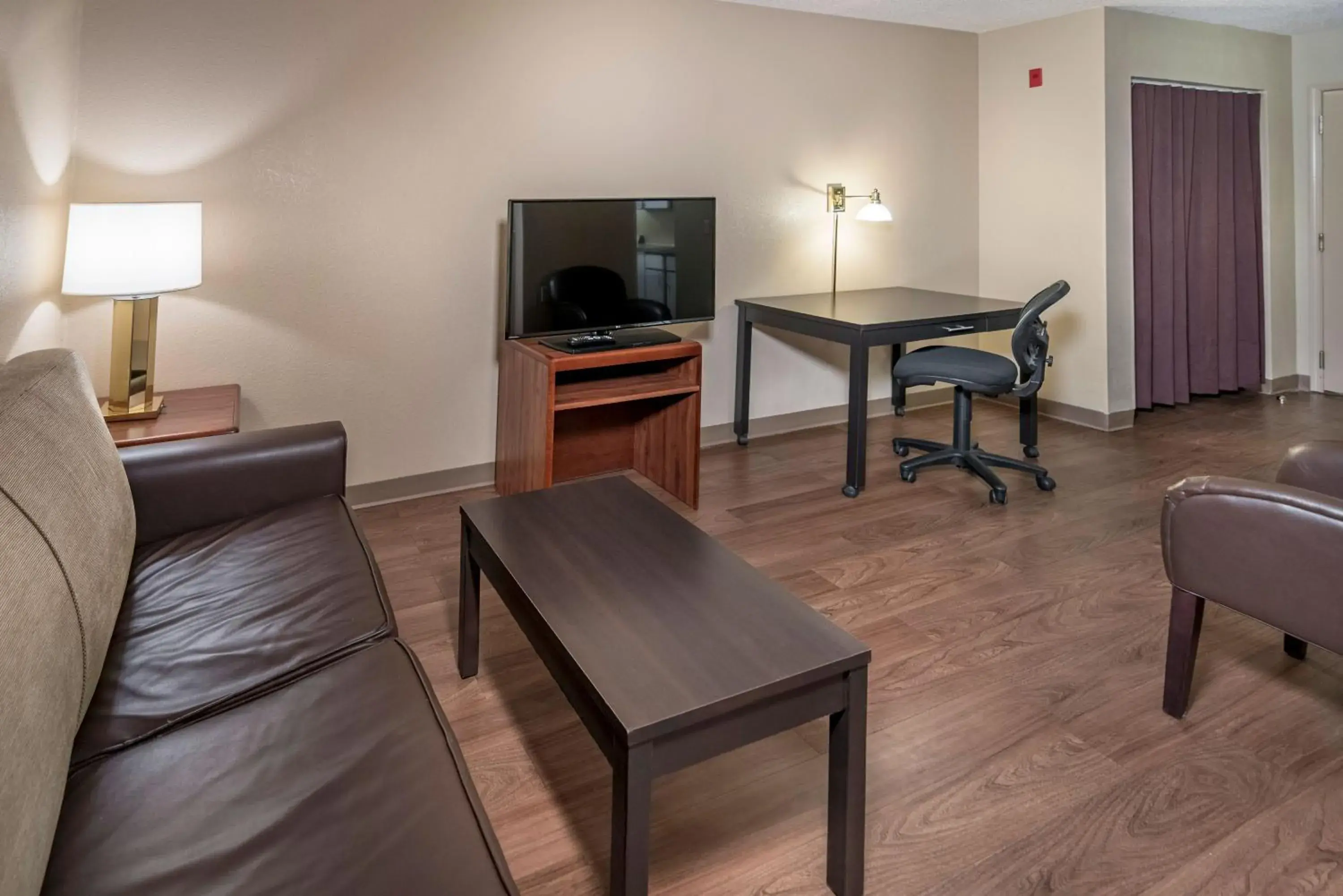 Living room, Seating Area in Extended Stay America Suites - Tulsa - Midtown