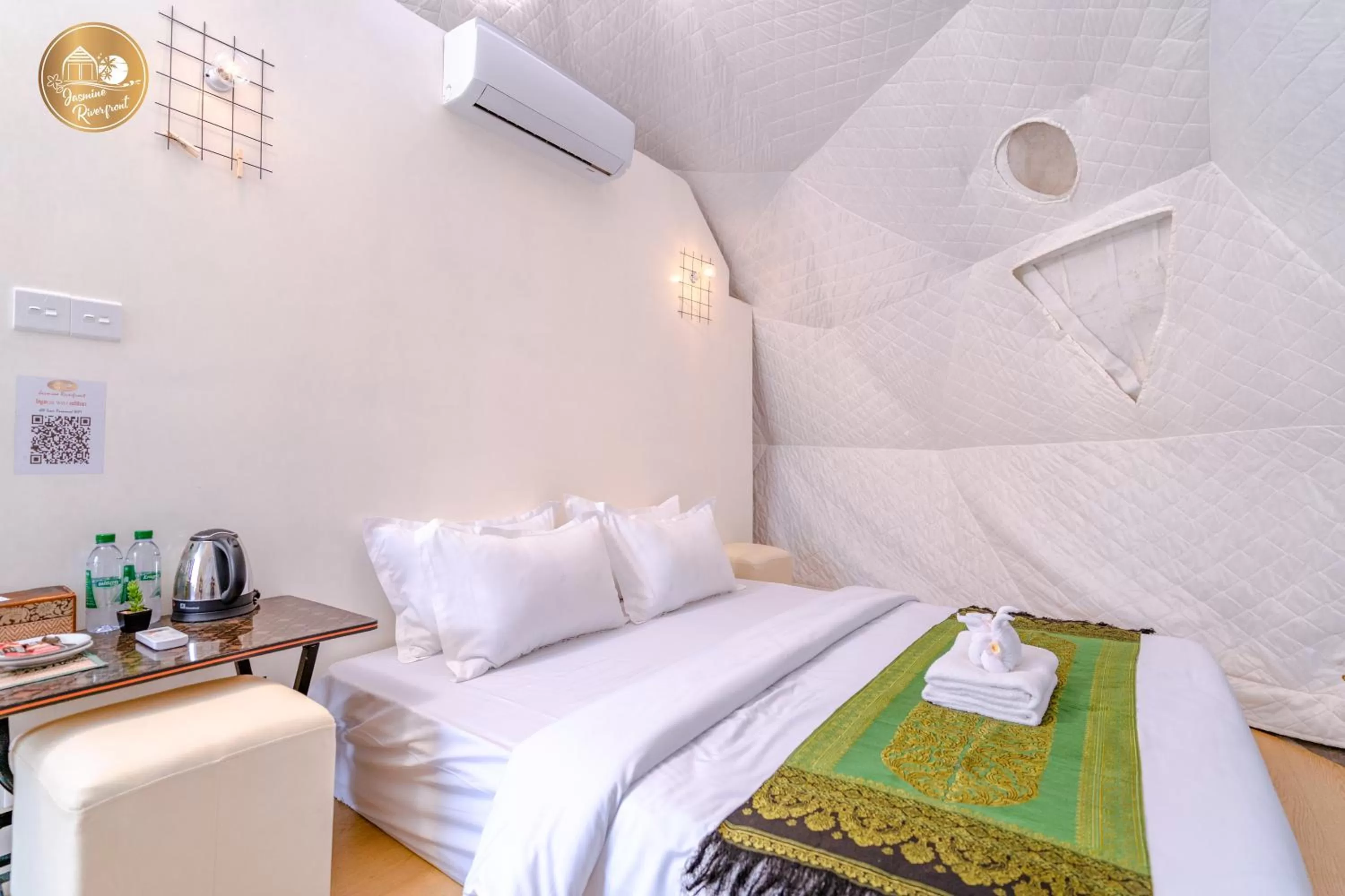 Bedroom, Bed in Jasmine River Front