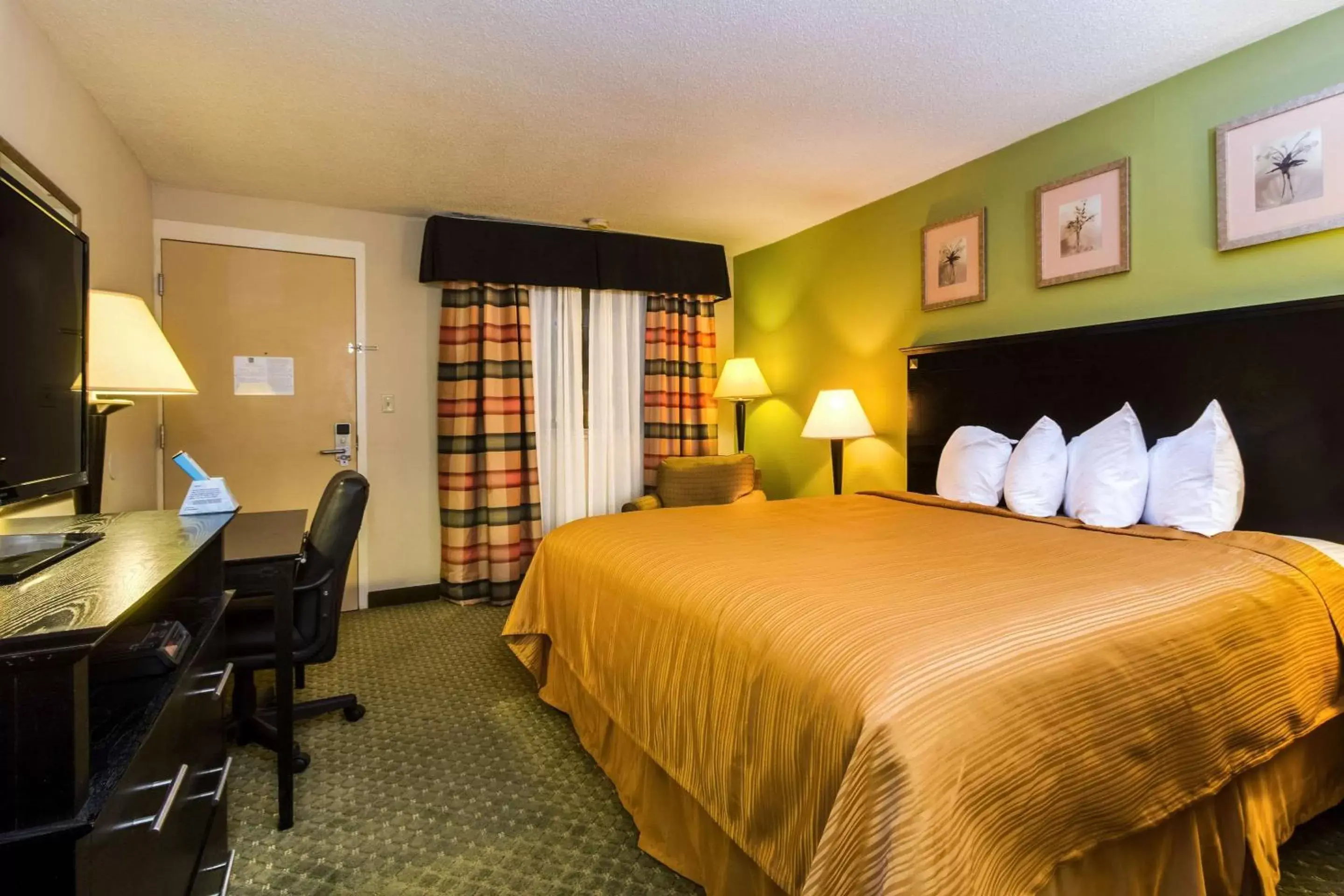 Photo of the whole room, Bed in Quality Inn & Suites Moline