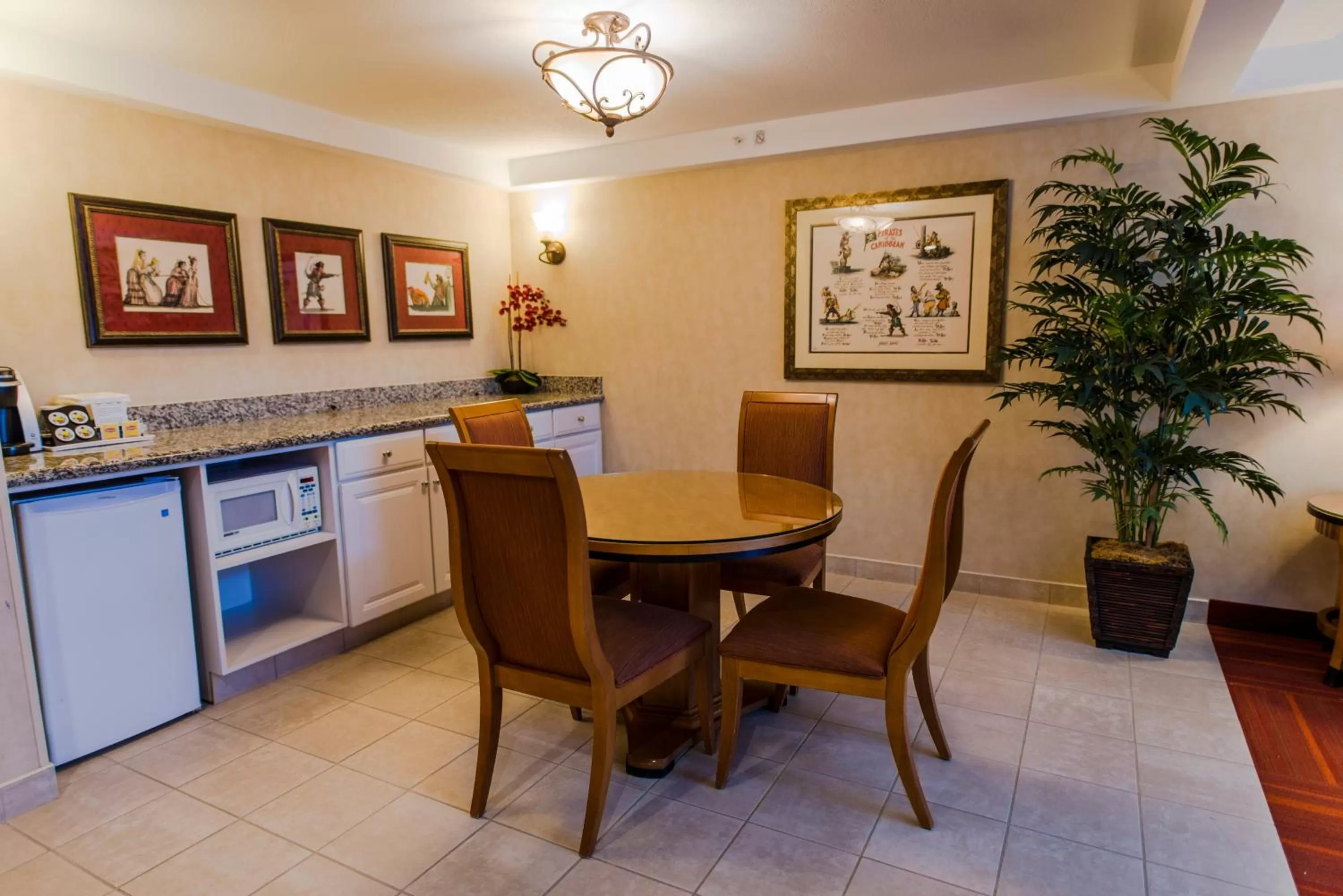 Dining area in Howard Johnson by Wyndham Anaheim Hotel and Water Playground