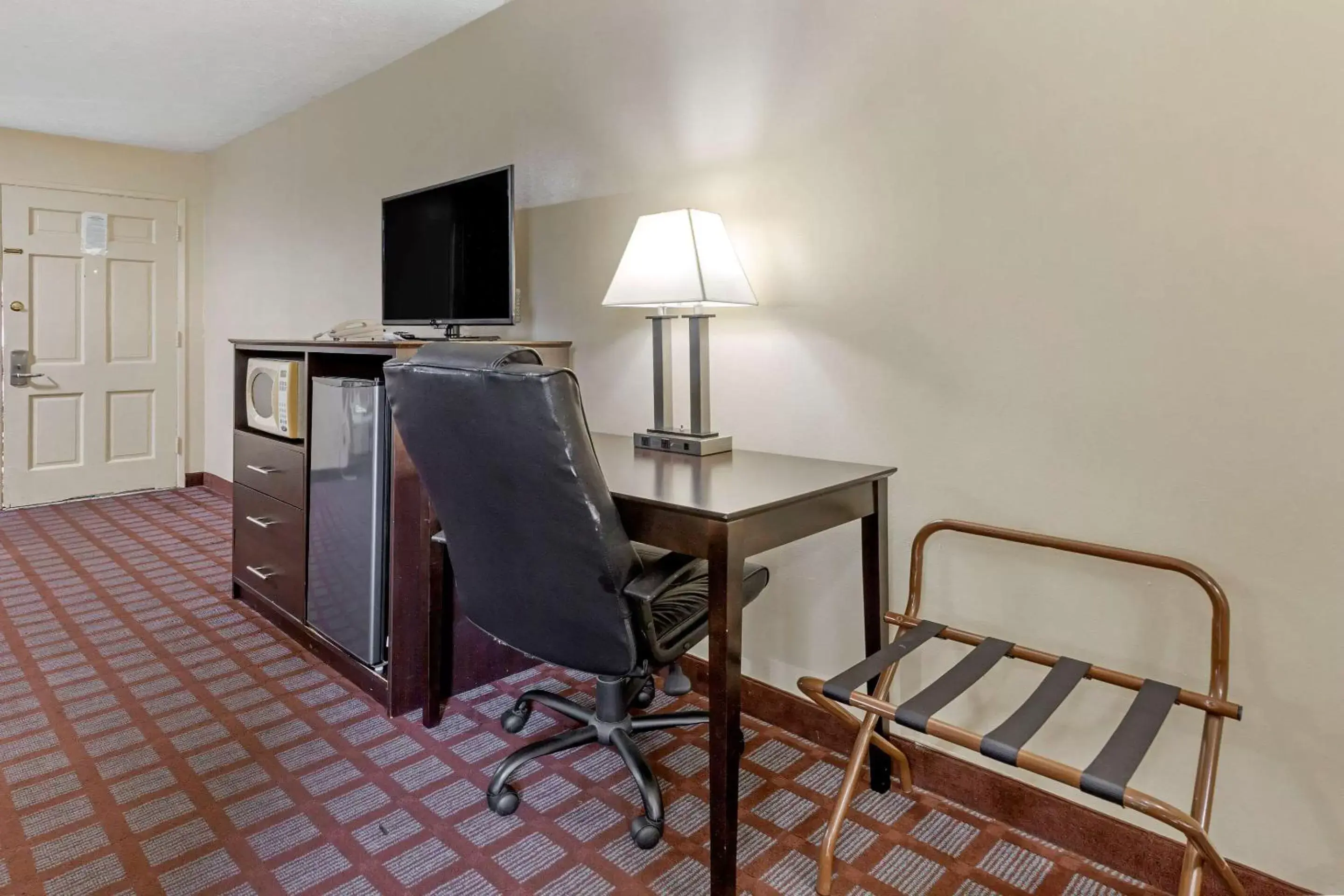 Photo of the whole room, TV/Entertainment Center in Econo Lodge Woodstock - Shenandoah Valley I-81