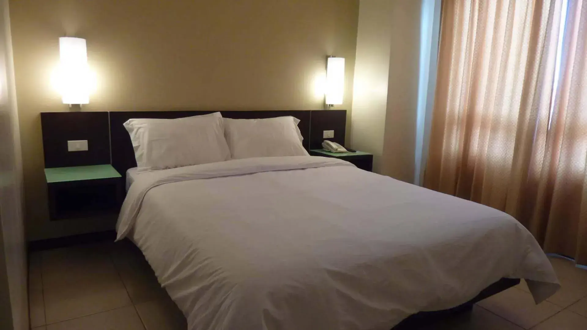 Bed in Circle Inn - Iloilo City Center