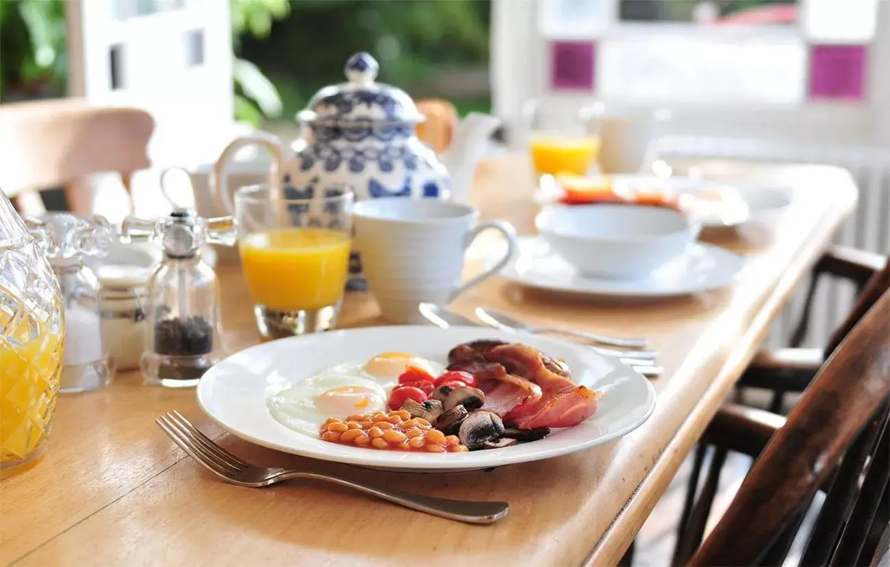 Breakfast in Poplars Farm