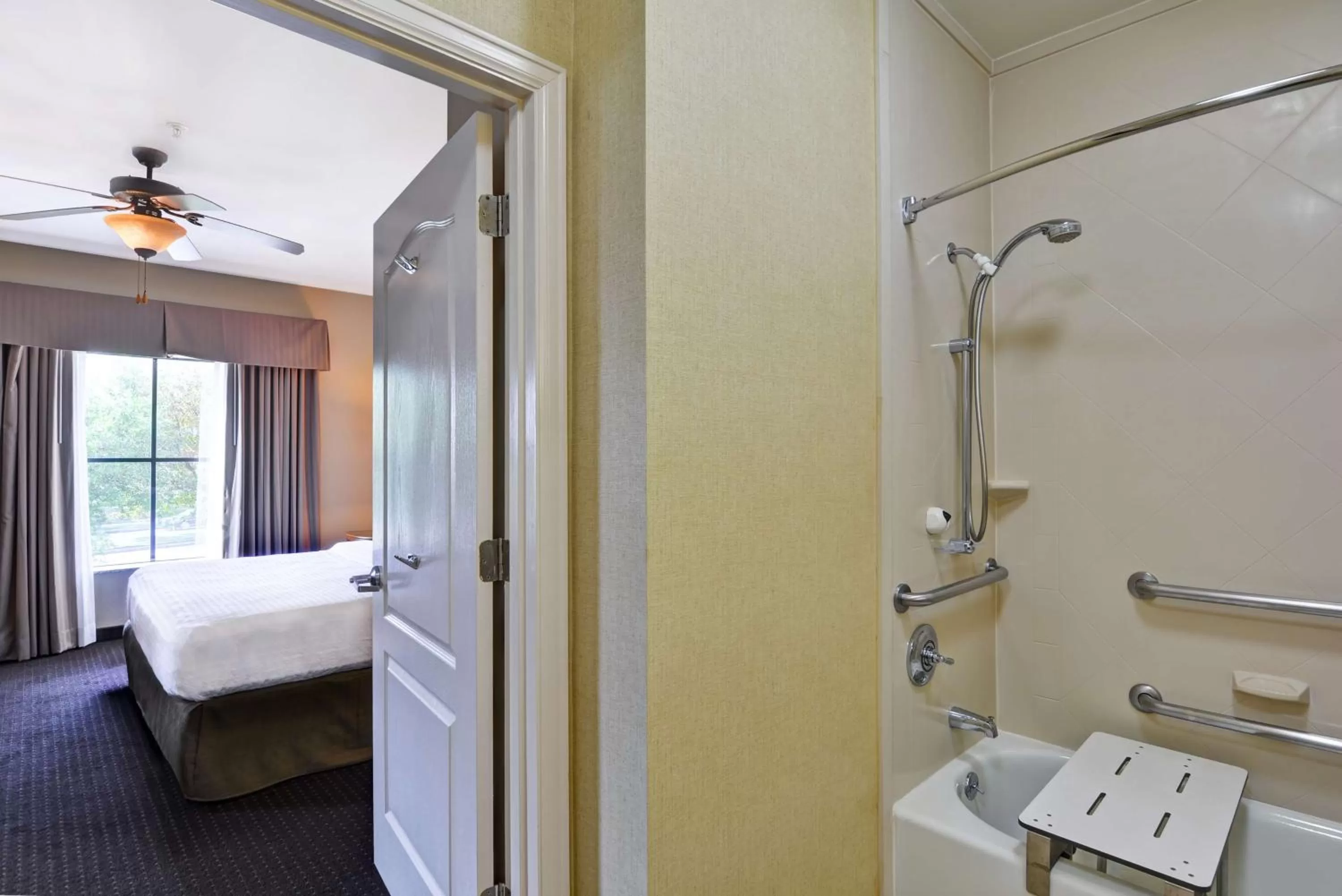 Bathroom, Bed in Homewood Suites by Hilton Houston West-Energy Corridor