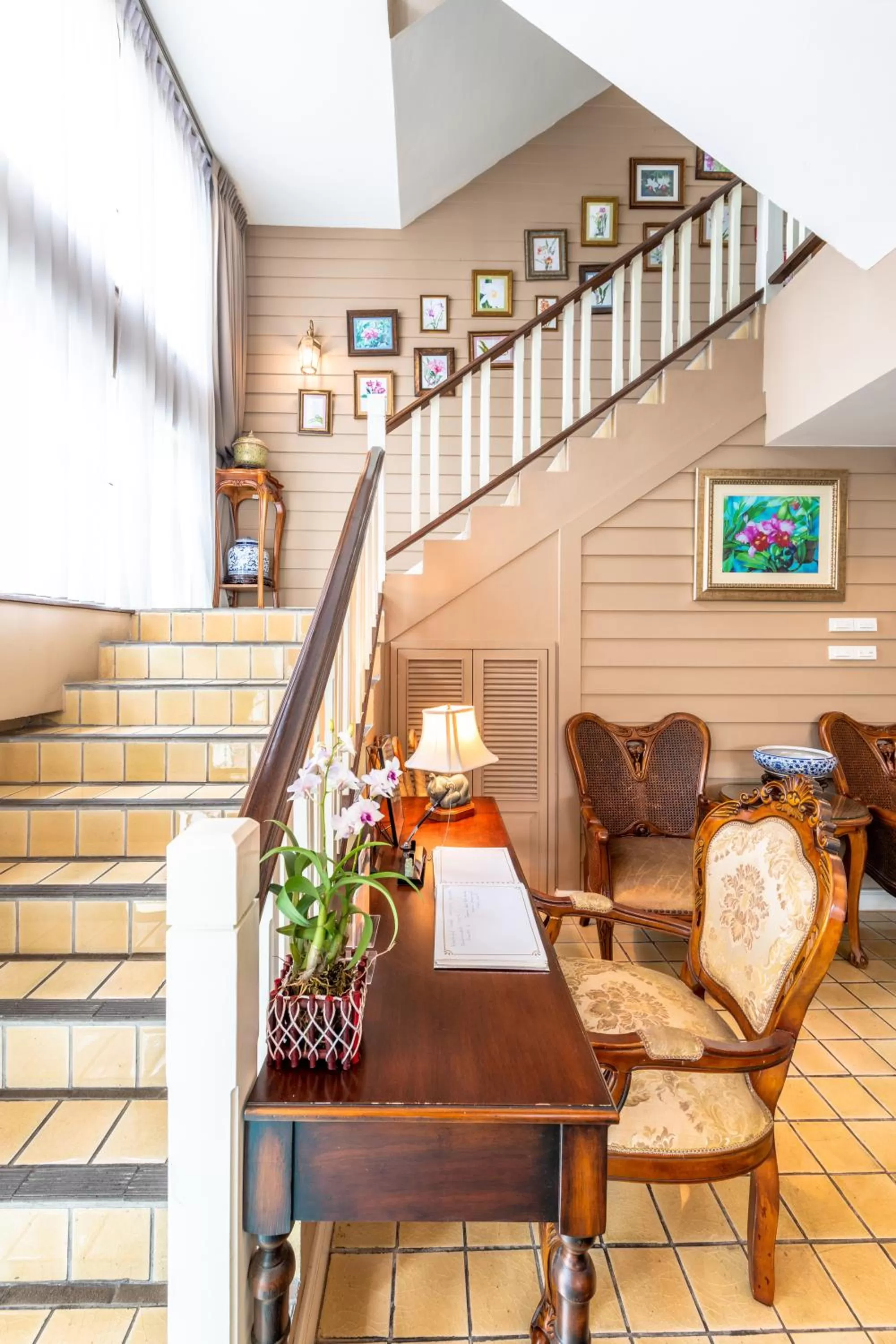 Seating area in The Orchid House 153