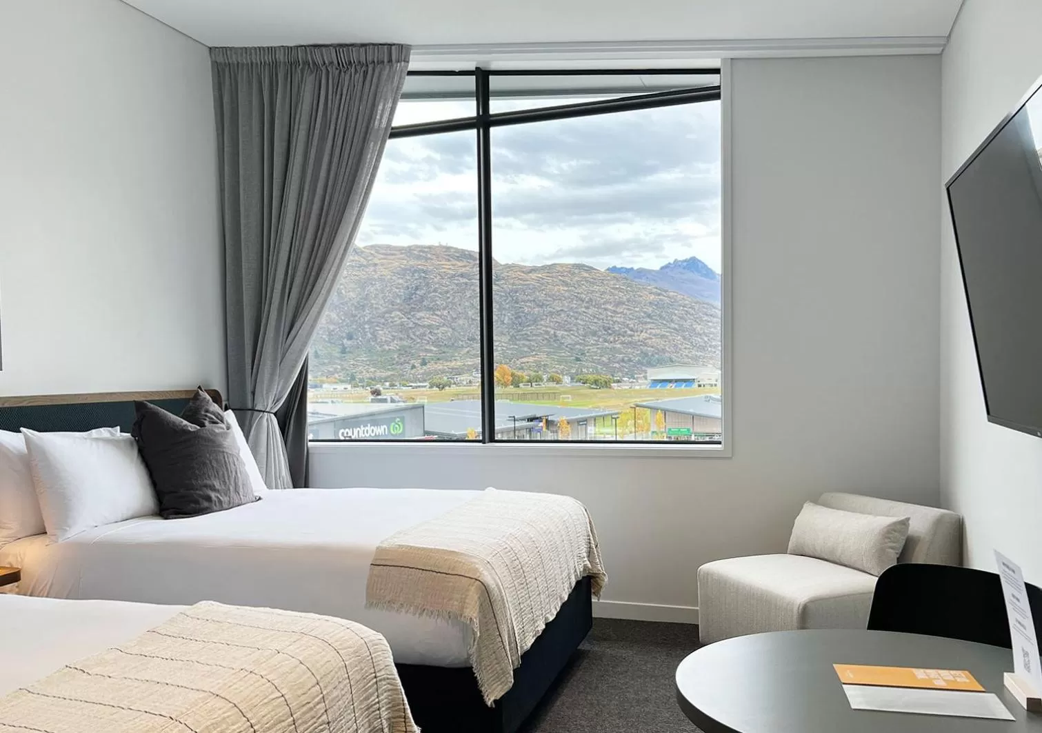 View (from property/room), Bed in Sudima Queenstown Five Mile