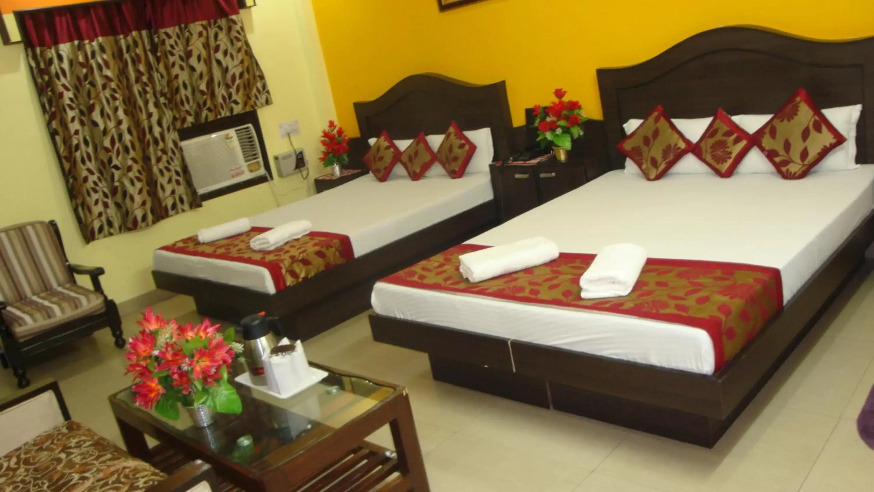 Bed in Hotel Su Shree Continental 5 Minutes Walk From New Delhi Railway Station