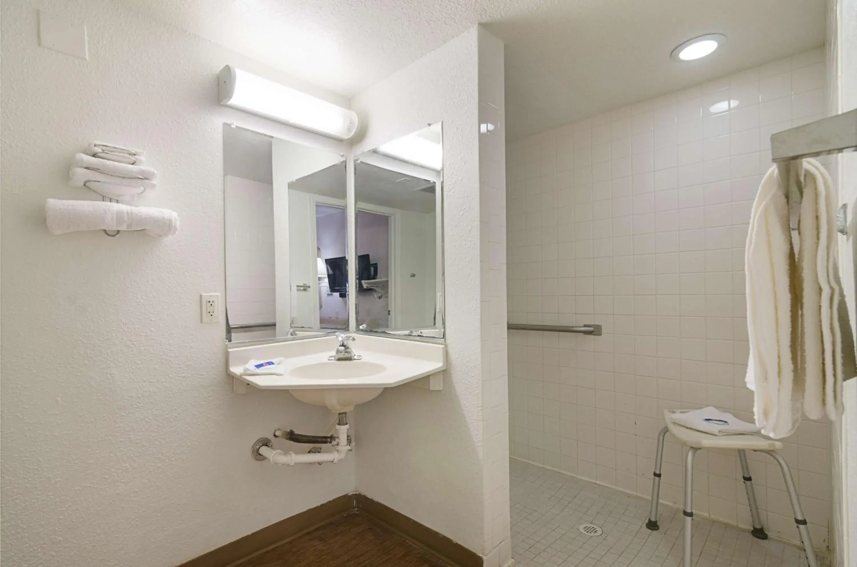 Bathroom in Motel 6-Topeka, KS - Northwest