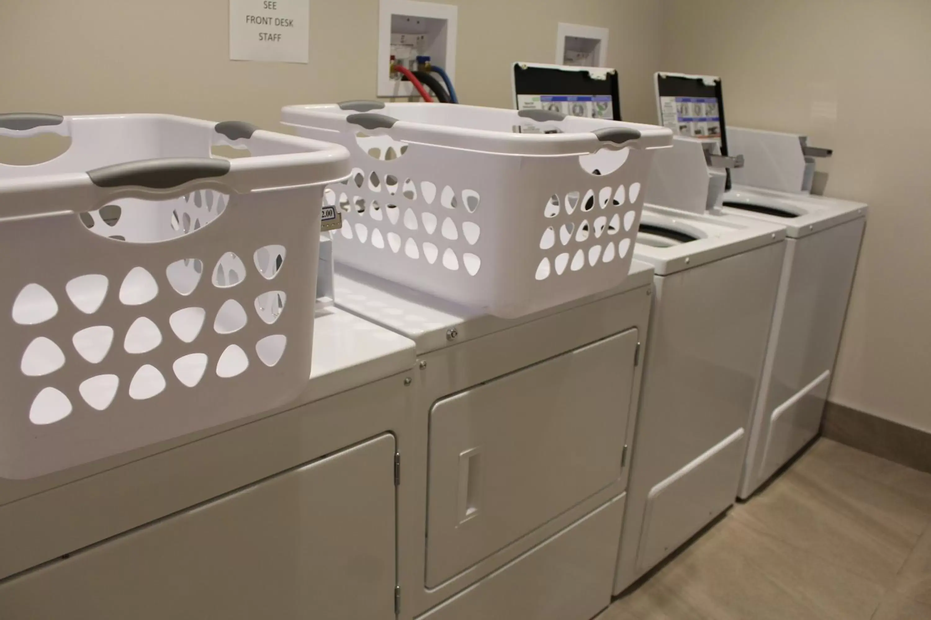 Kitchen/Kitchenette in Prairie Moon Inn & Suites Macklin