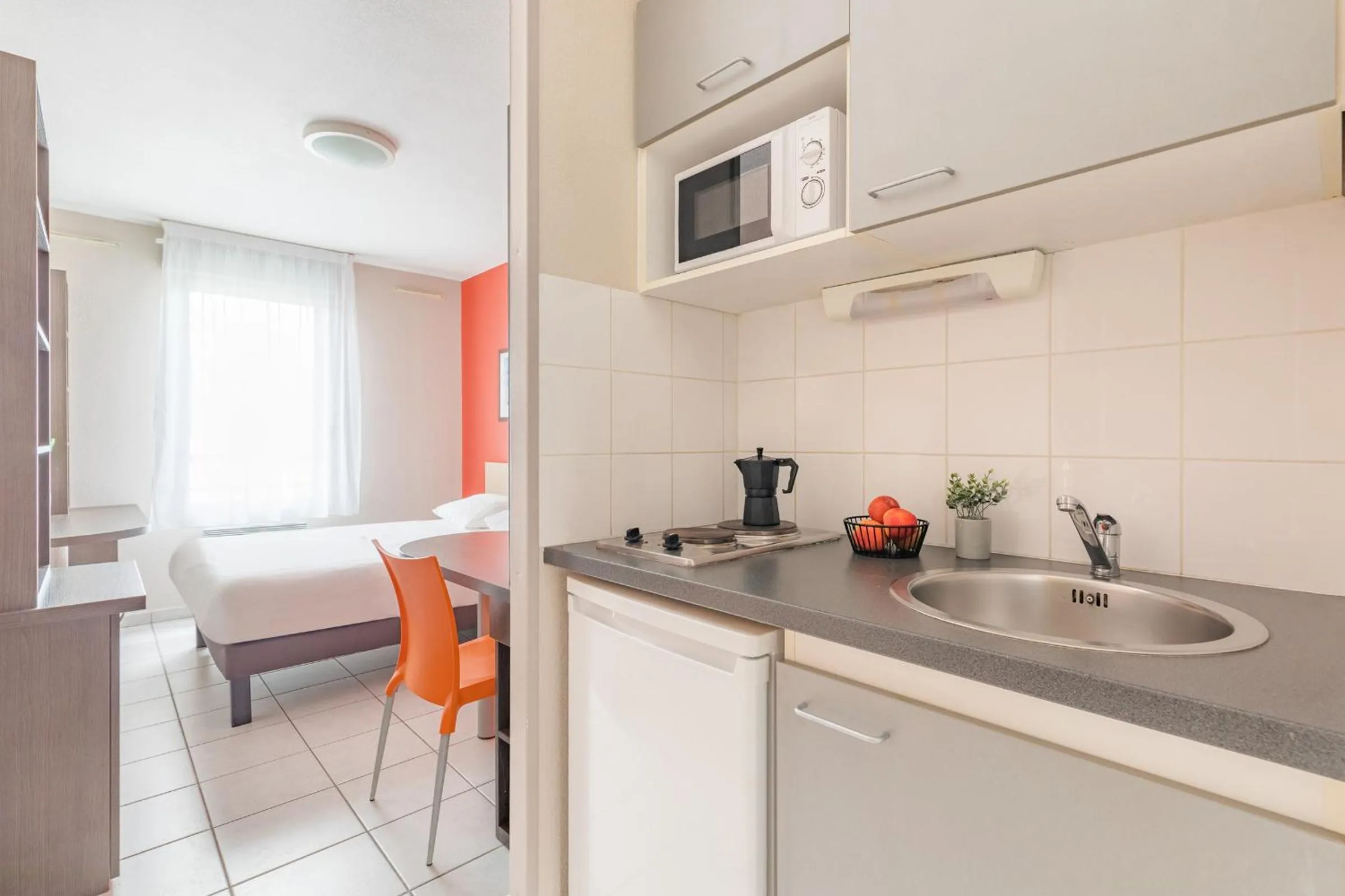 Kitchen or kitchenette, Bed in Appart'City Classic Lyon Vaise St Cyr