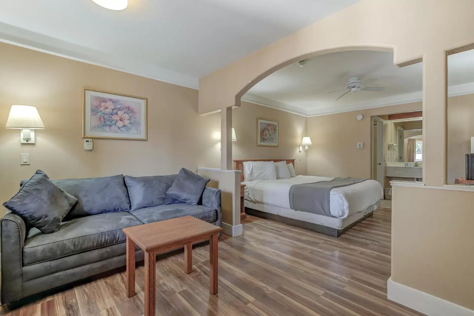 Bed in Shasta Pines Motel & Suites Bed in Shasta Pines Motel & Suites