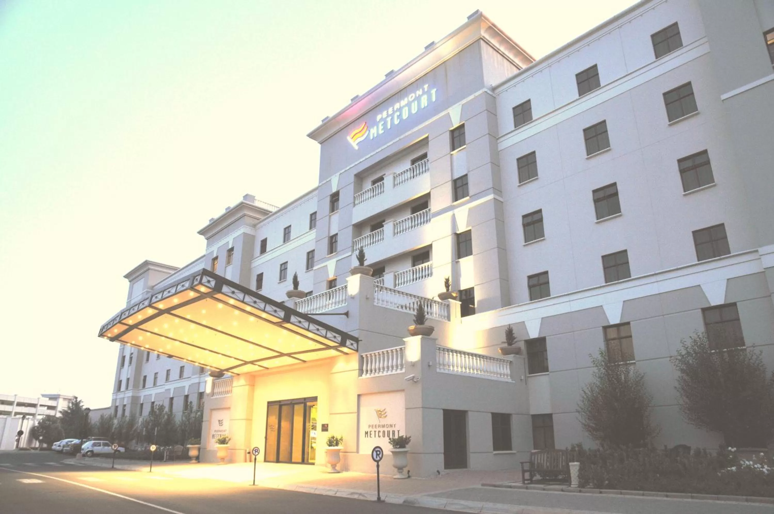 Facade/entrance in Metcourt at Emperors Palace