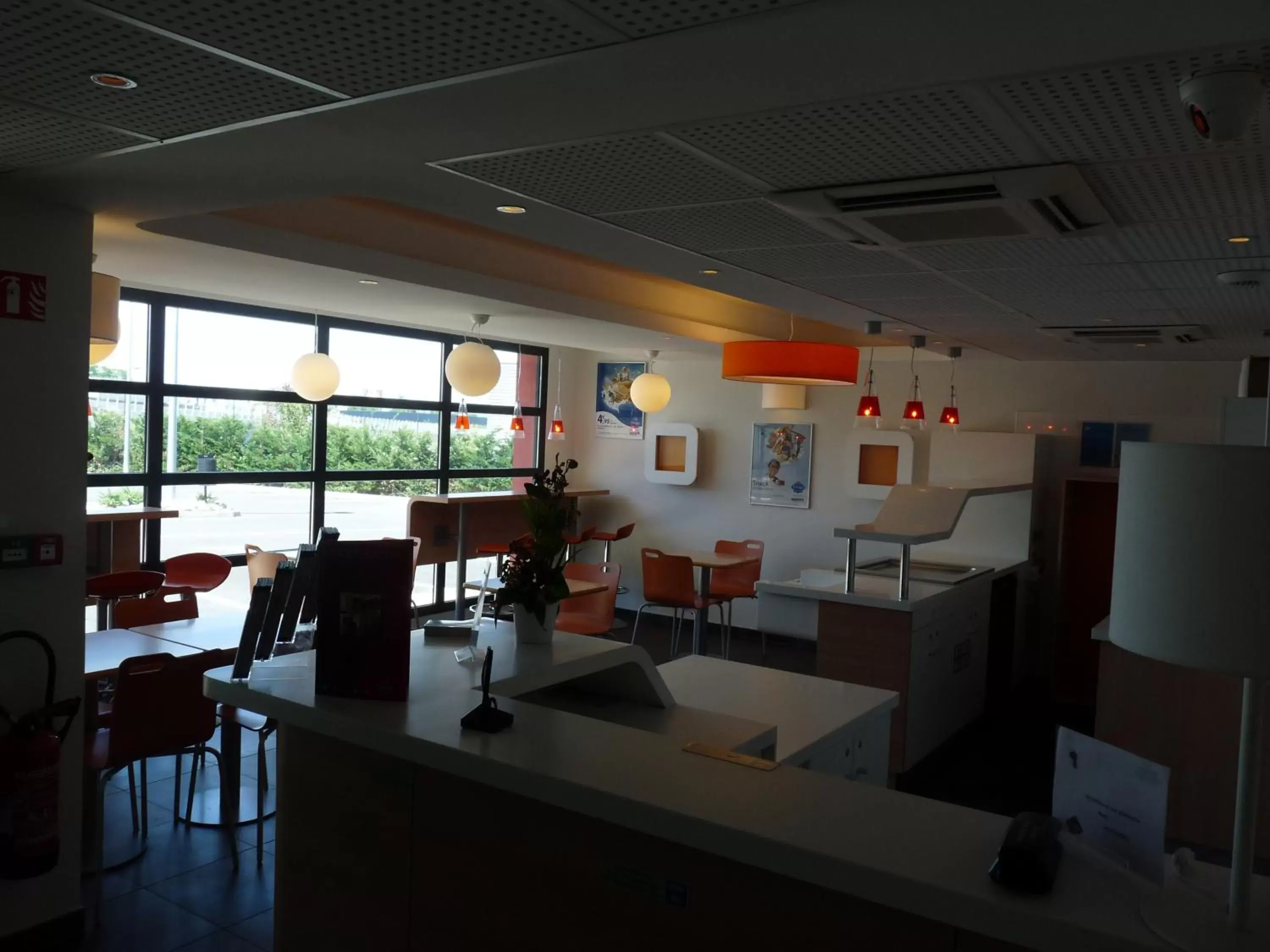 Lobby or reception in ibis budget Montauban Les Chaumes