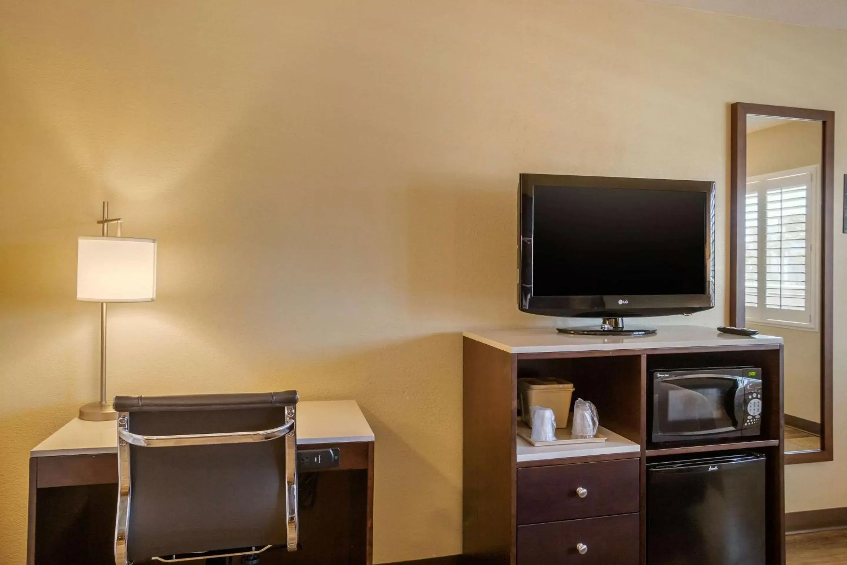 Photo of the whole room, TV/Entertainment Center in Comfort Inn San Diego Airport At The Harbor