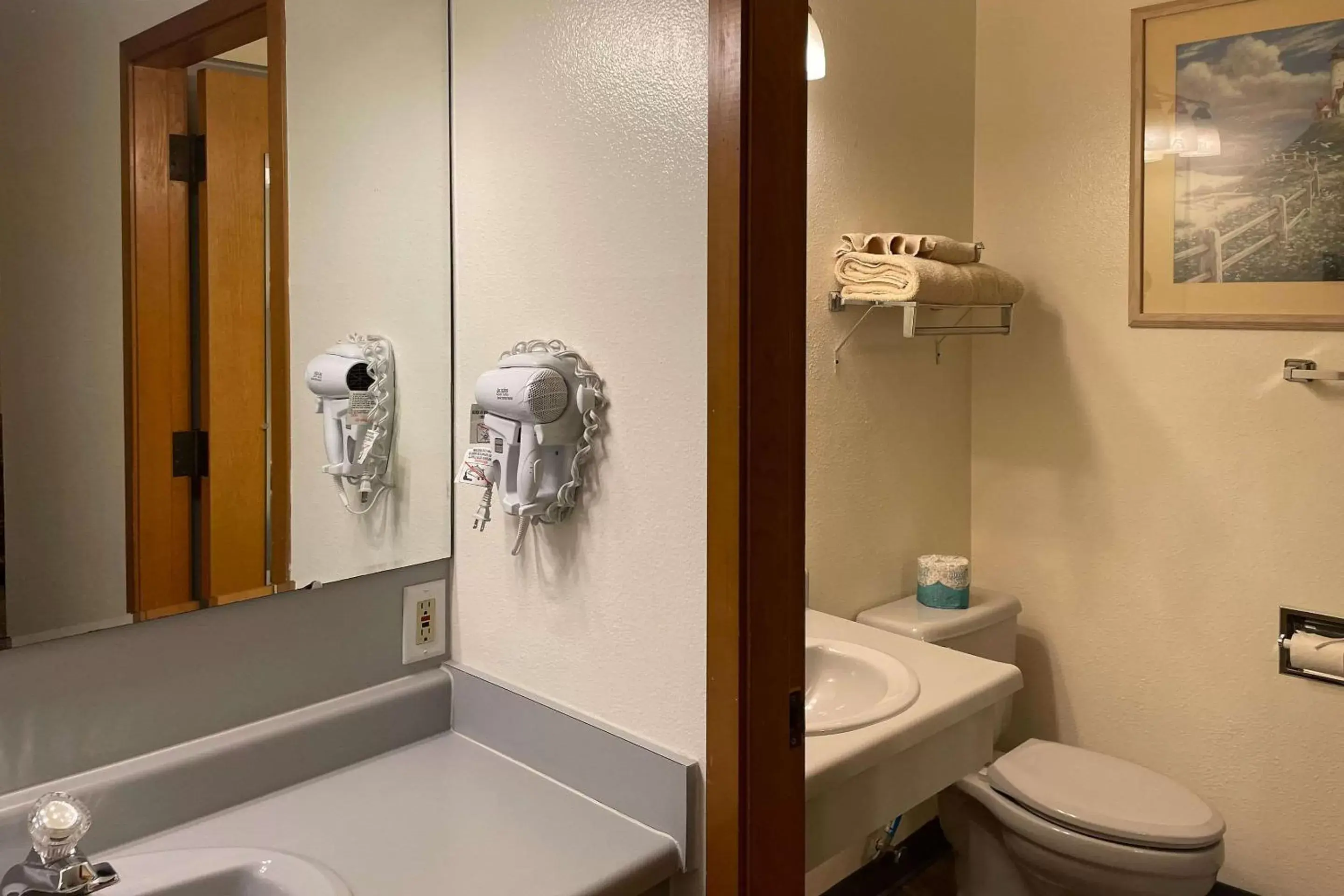 Bedroom, Bathroom in Edgewater Inn and Suites