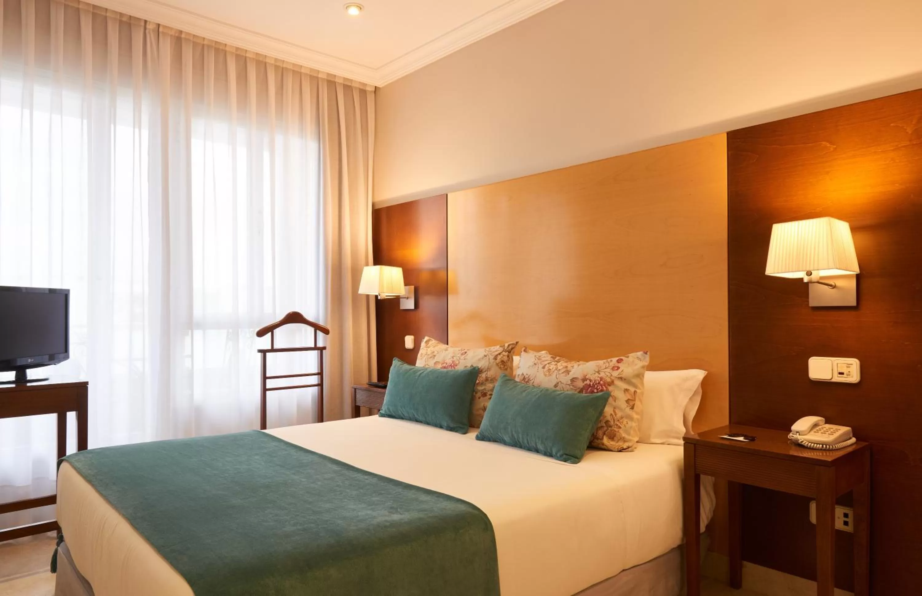 Bedroom, Bed in Suites Barrio de Salamanca