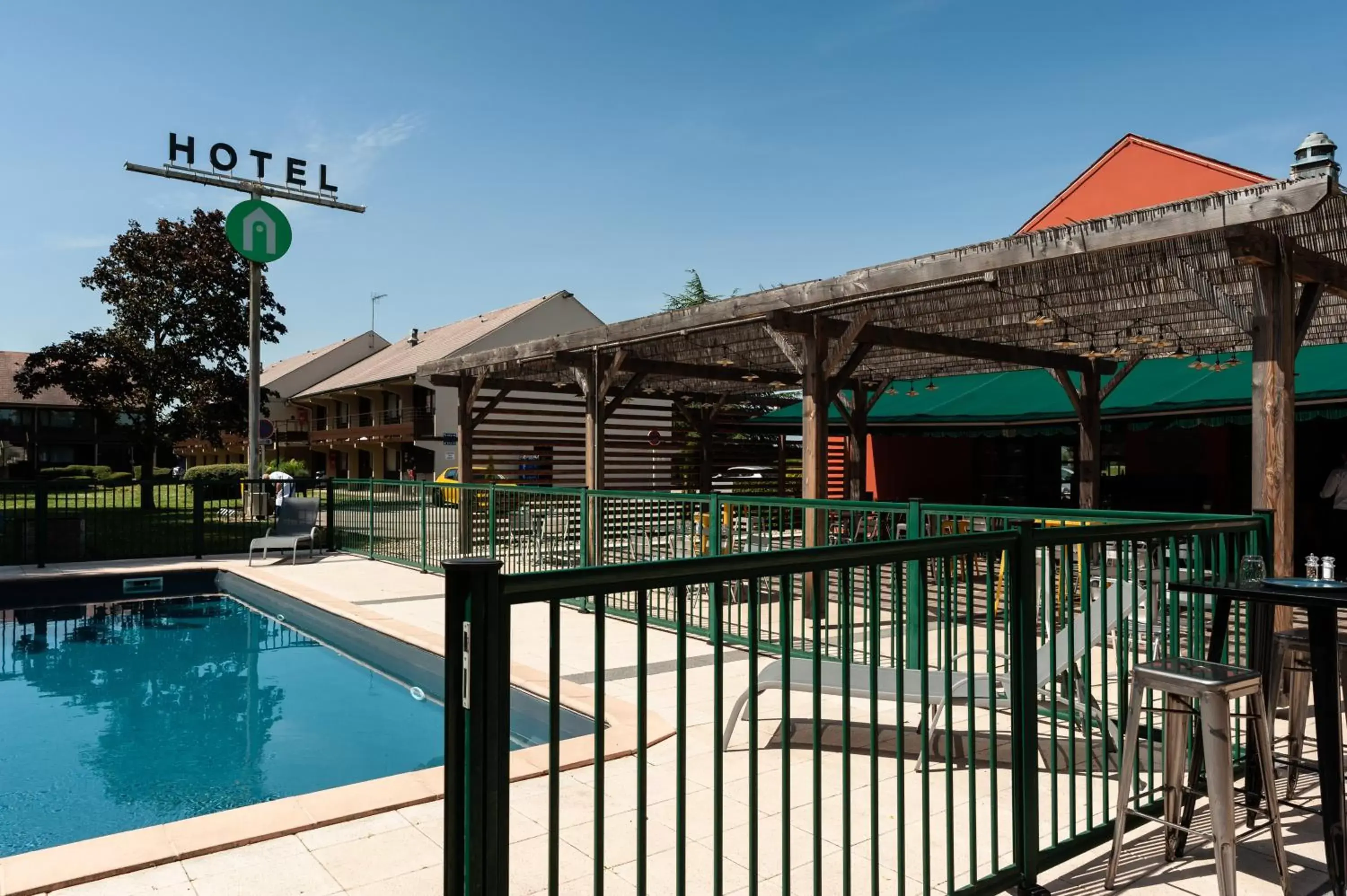 Swimming pool in Campanile Beaune Swimming pool in Campanile Beaune