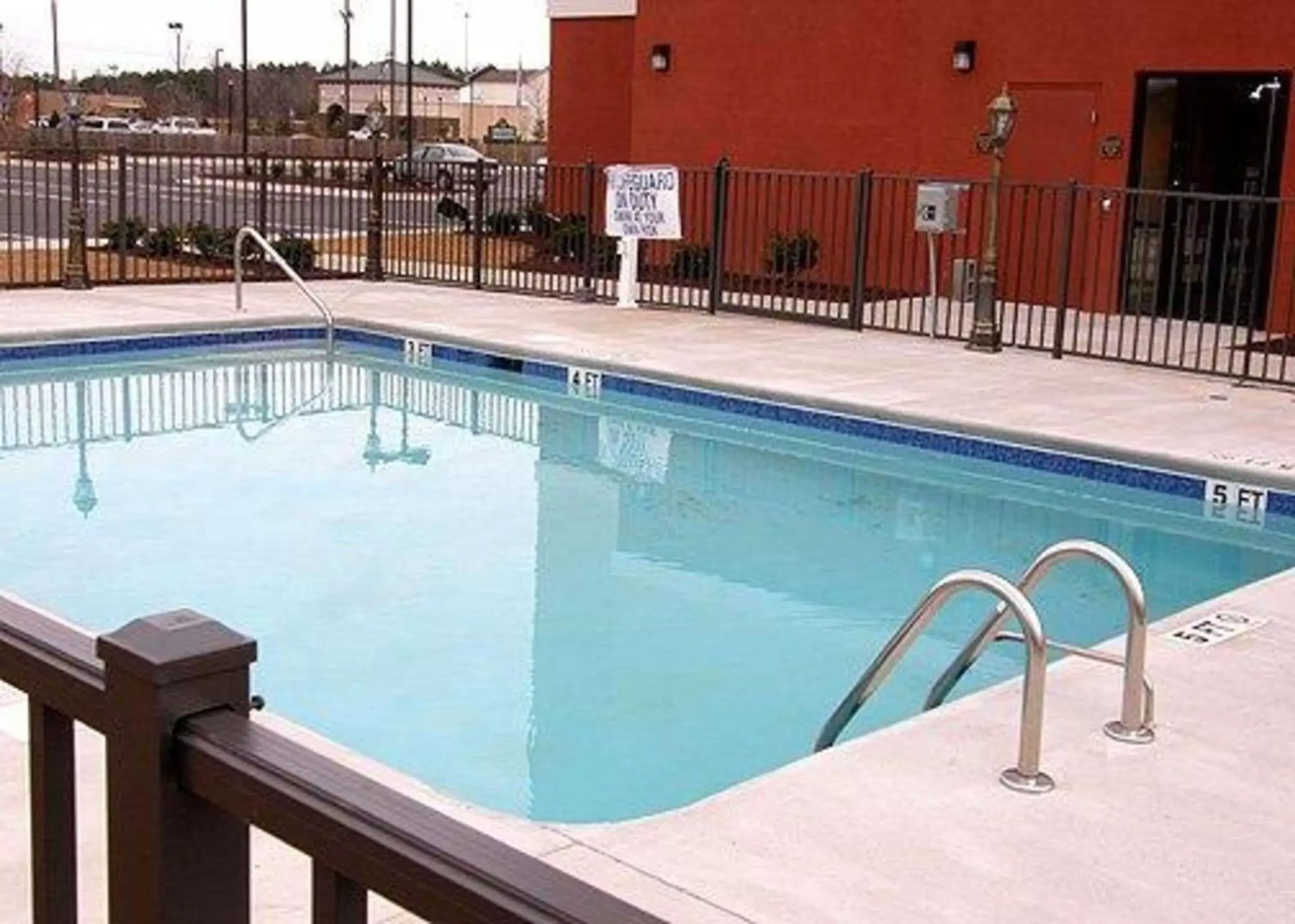 On site, Swimming Pool in Comfort Suites Wilson - I - 95