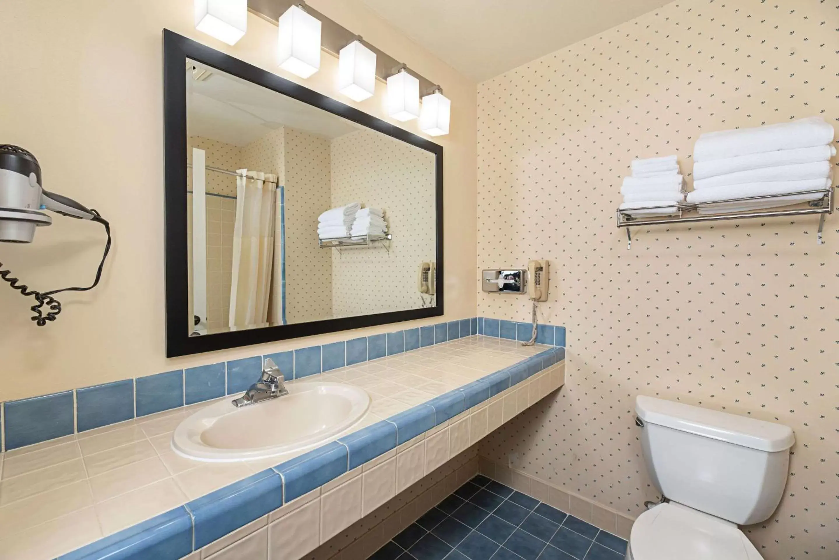 Bedroom, Bathroom in Clarion Inn Silicon Valley