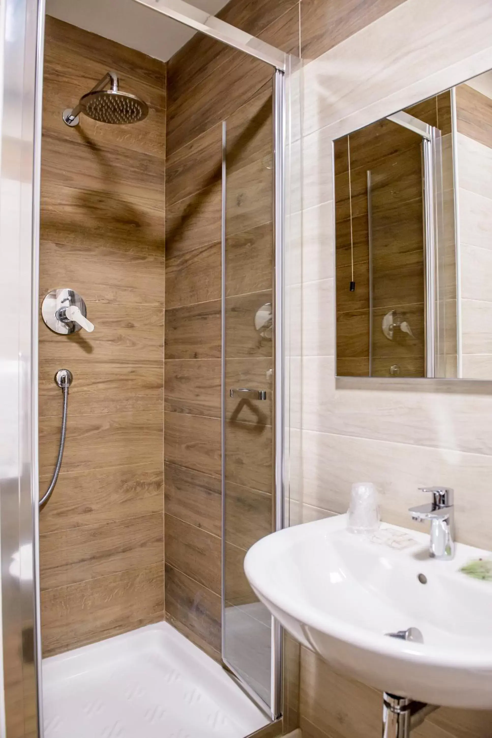 Shower, Bathroom in Hotel Emmaus