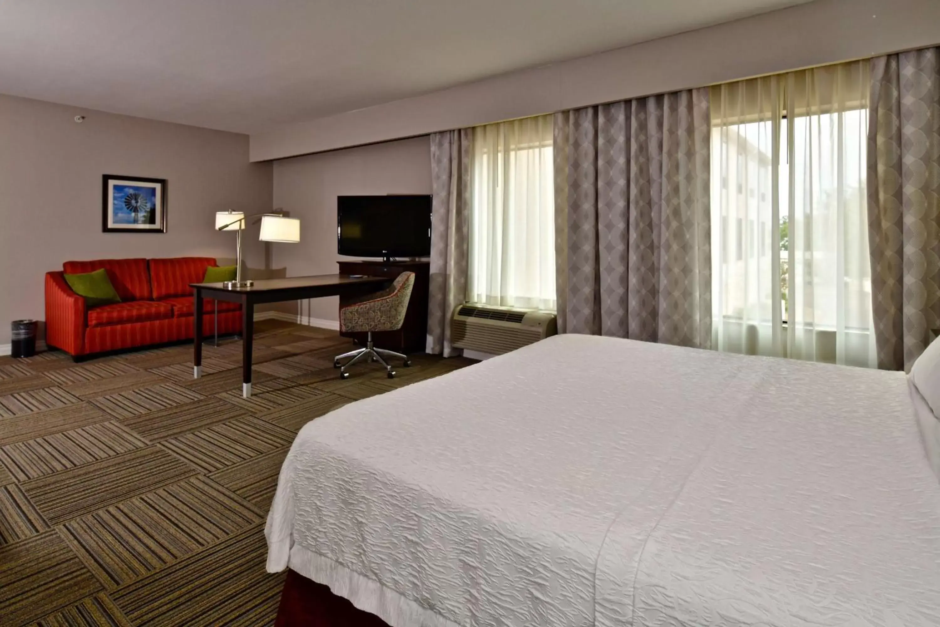 Bedroom, Bed in Hampton Inn & Suites Fredericksburg