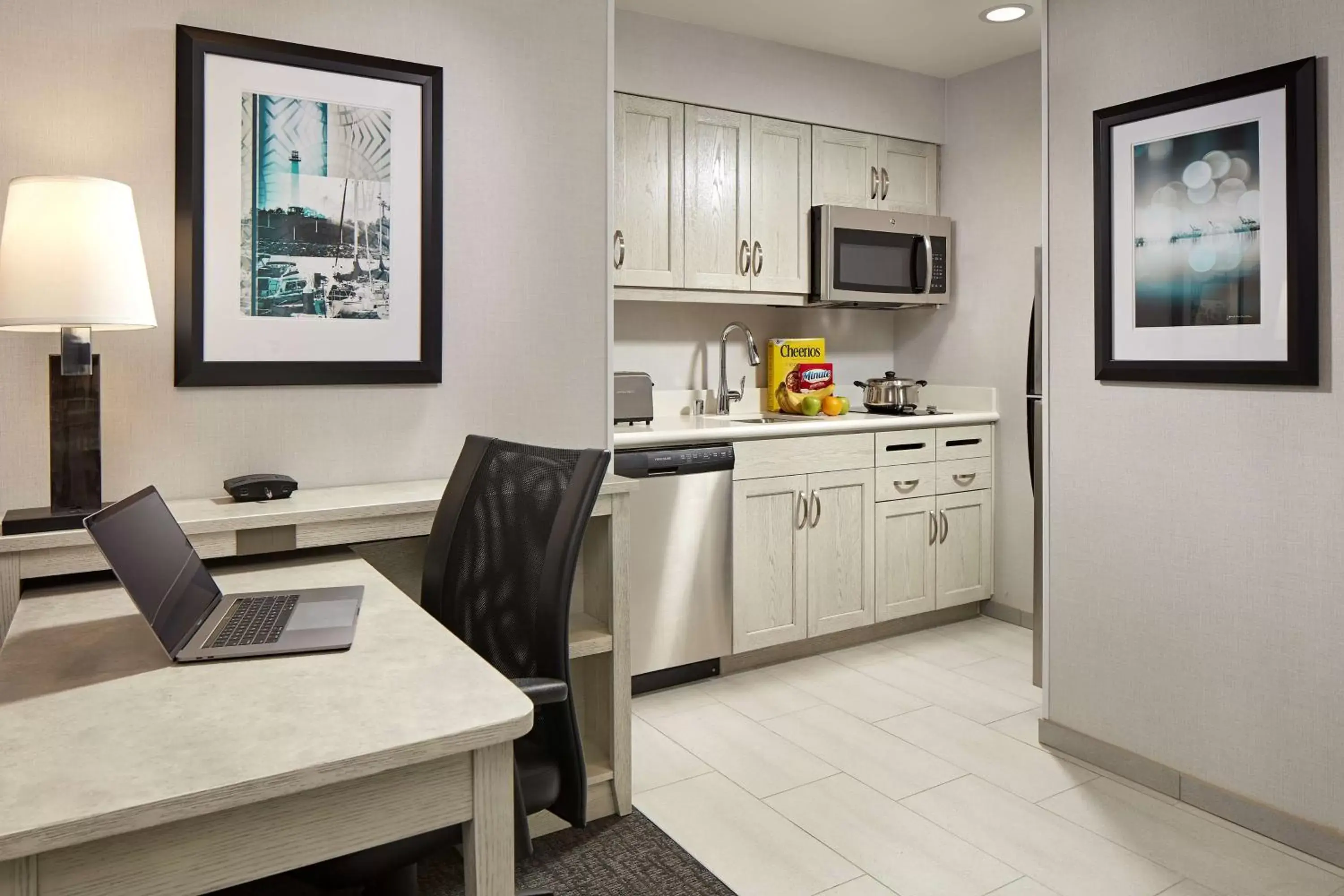 Bedroom, Kitchen/Kitchenette in Homewood Suites By Hilton Long Beach Airport