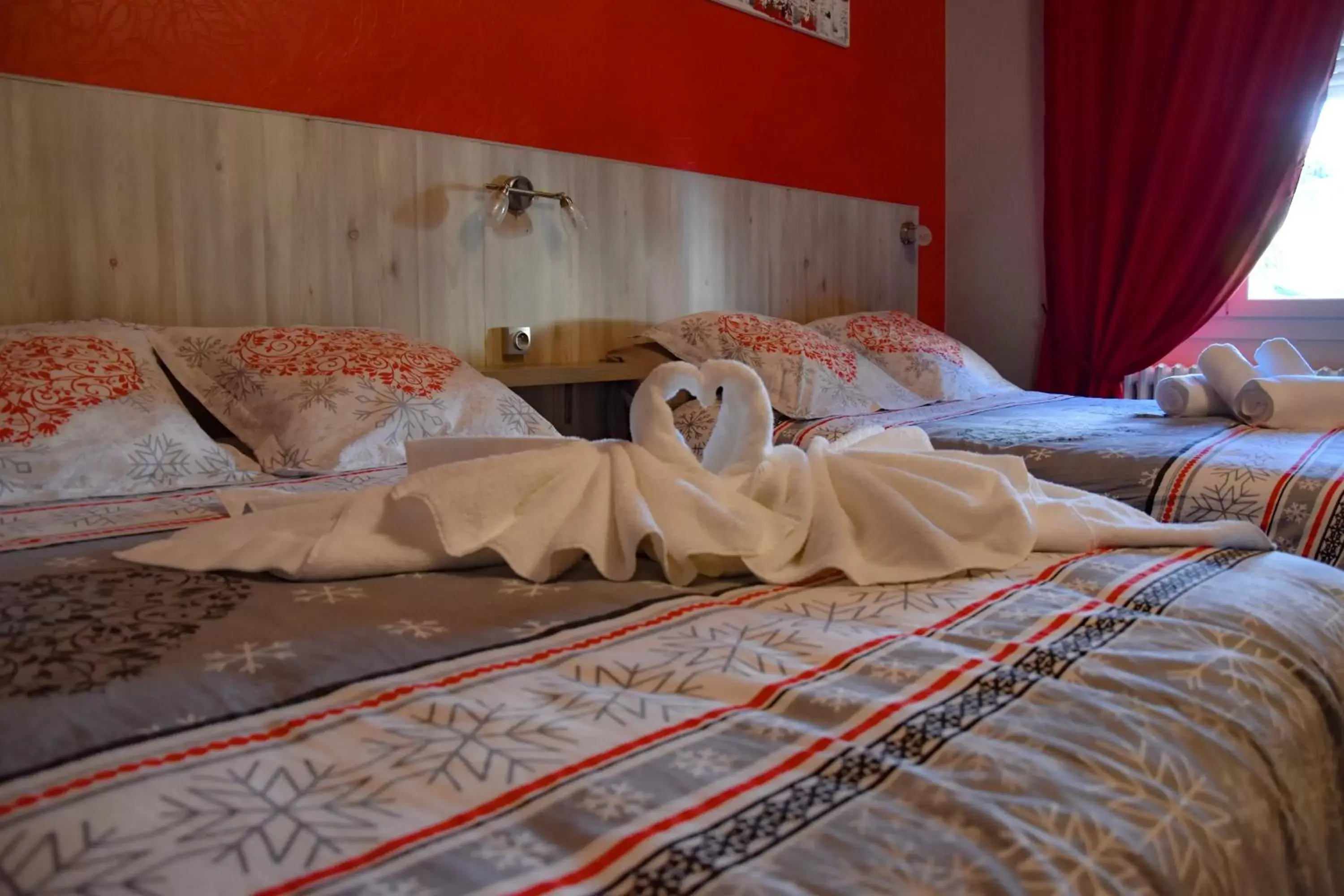 towels, Bed in Hotel des Remparts