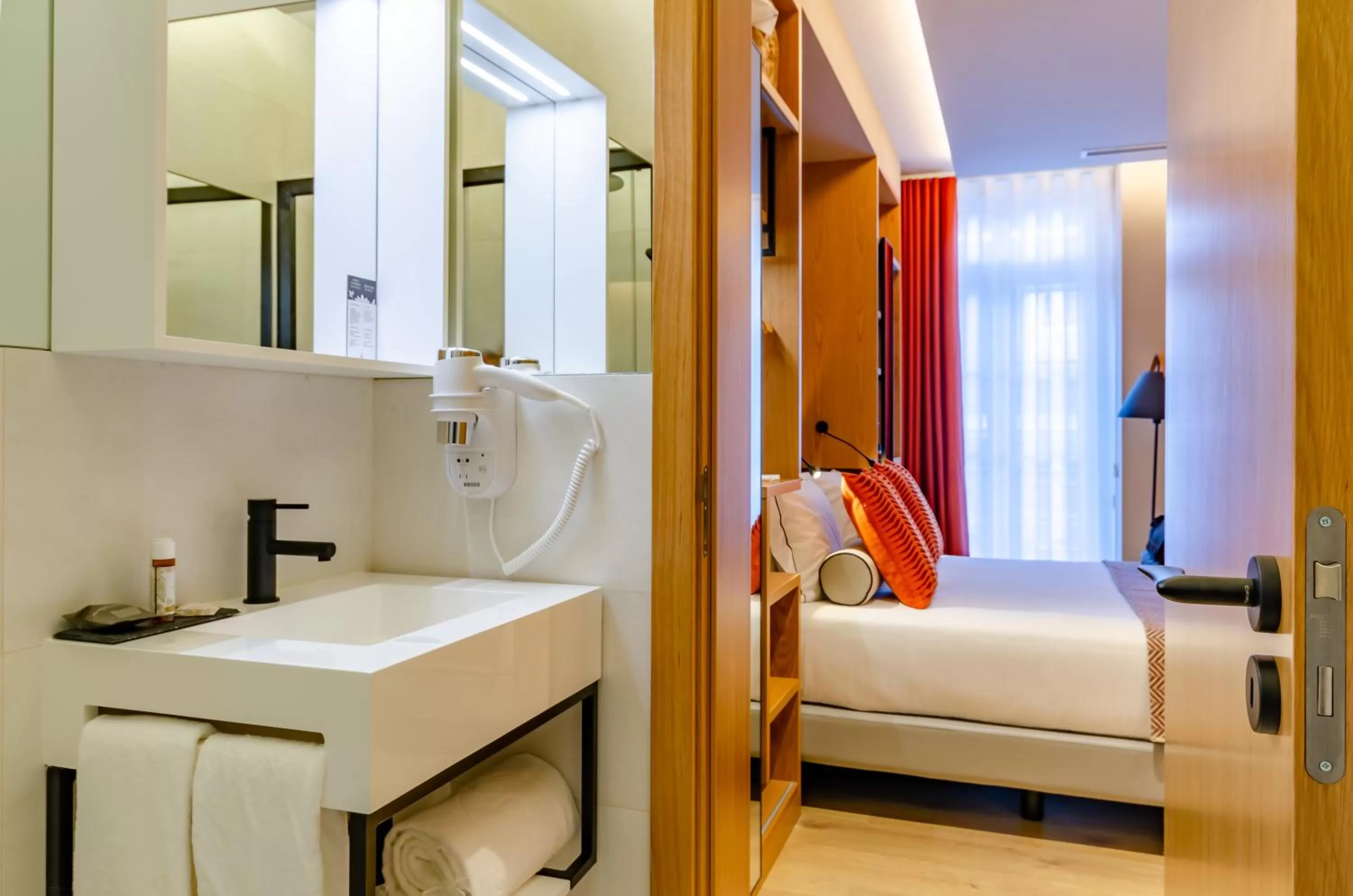 Bathroom, Bed in Rossio Plaza Hotel