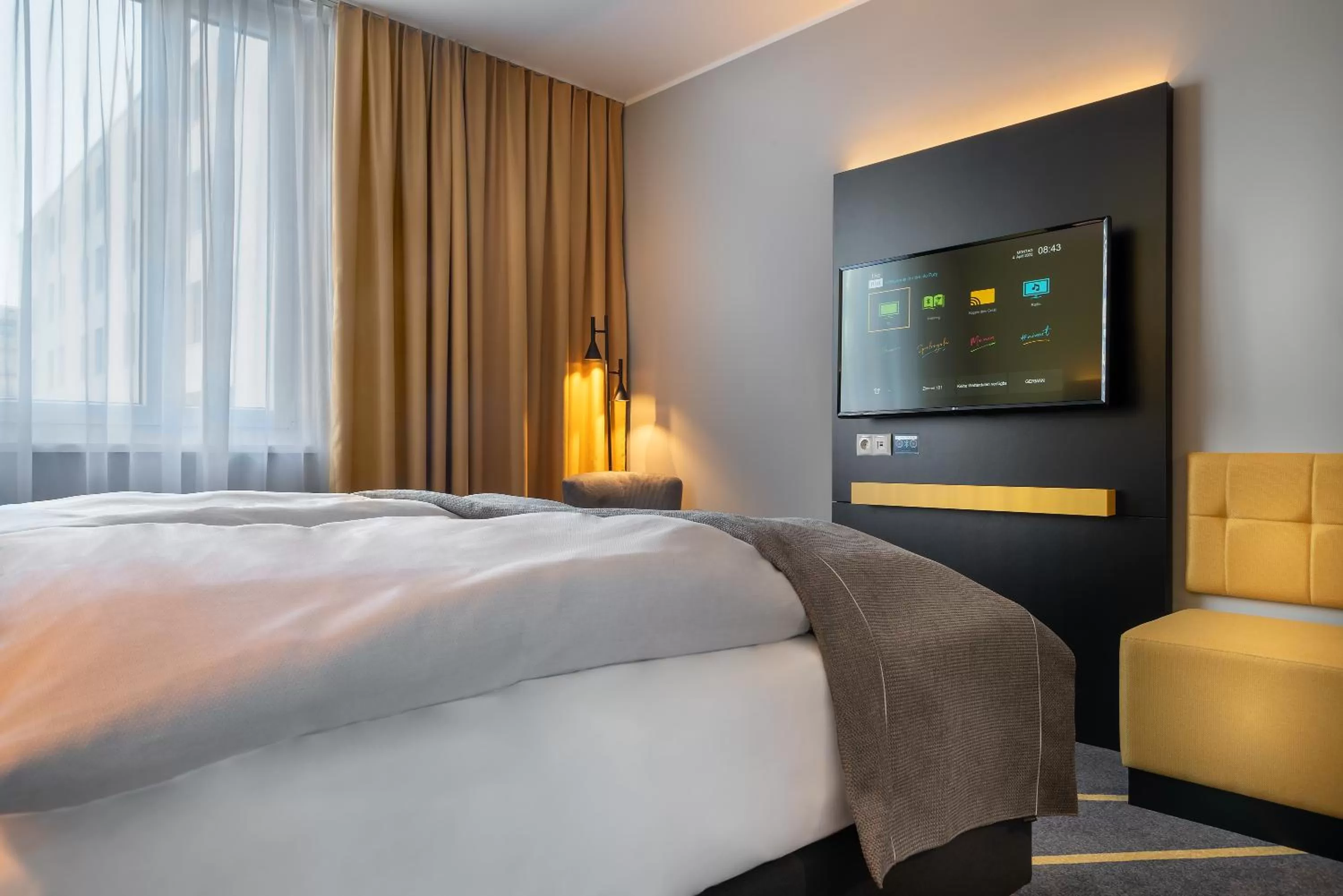 TV and multimedia, Bed in Holiday Inn - the niu, Fury Aschheim Messe by IHG