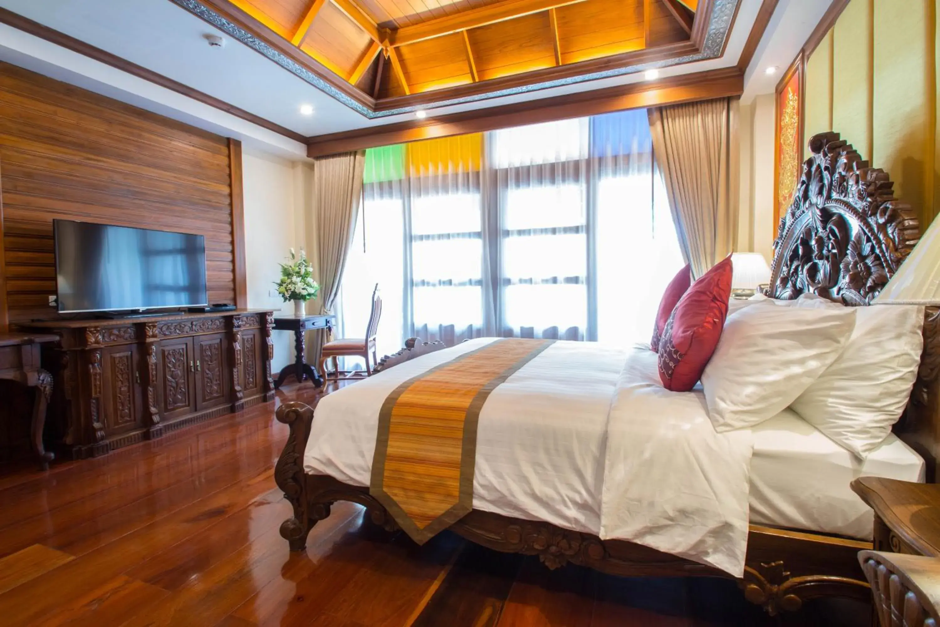 Luxury King Bed with Spa bathtub and Private Balcony in Pingviman Hotel