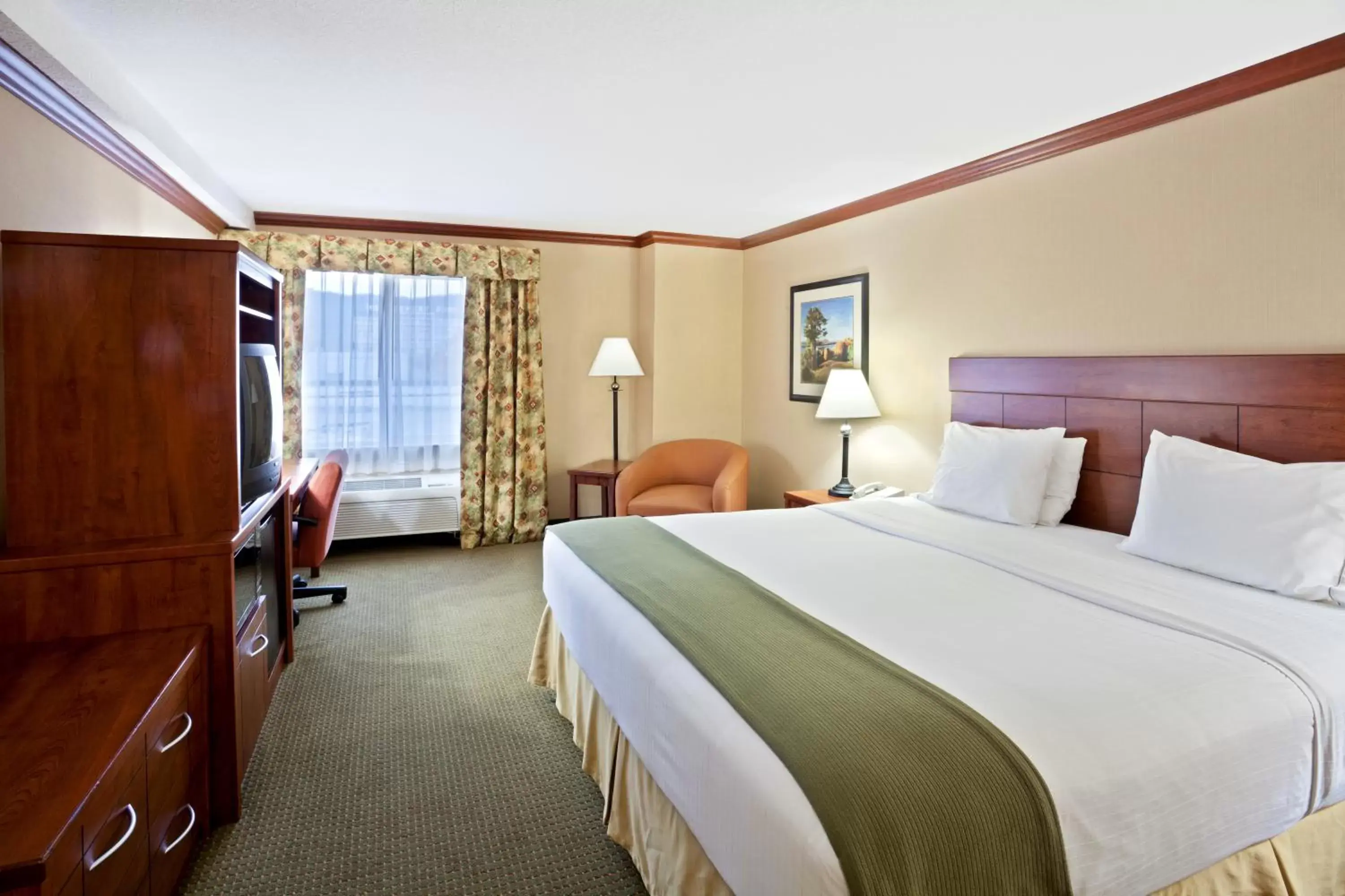 Photo of the whole room, Bed in Holiday Inn Express Hotel & Suites Portland-Northwest Downtown, an IHG Hotel