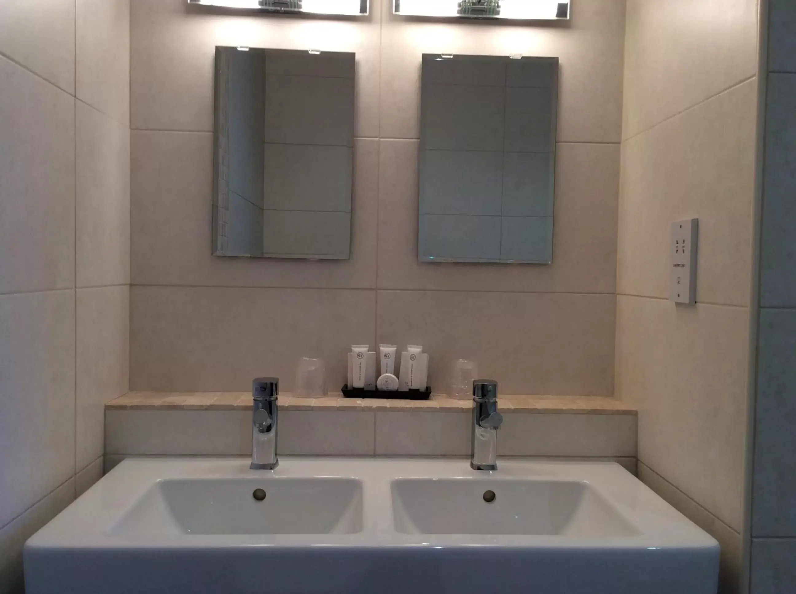 Bathroom in Bedford Hotel