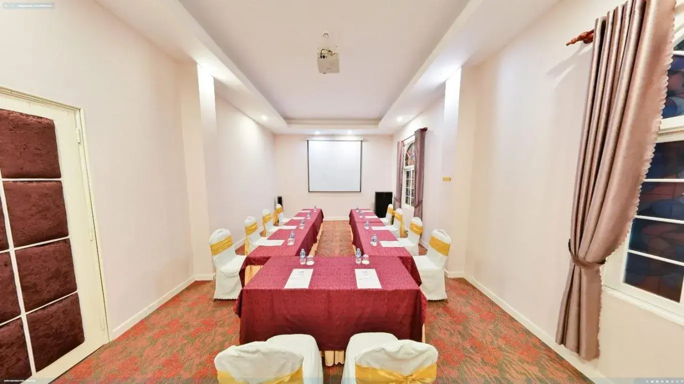 Meeting/conference room in Ngoc Phat Dalat Hotel