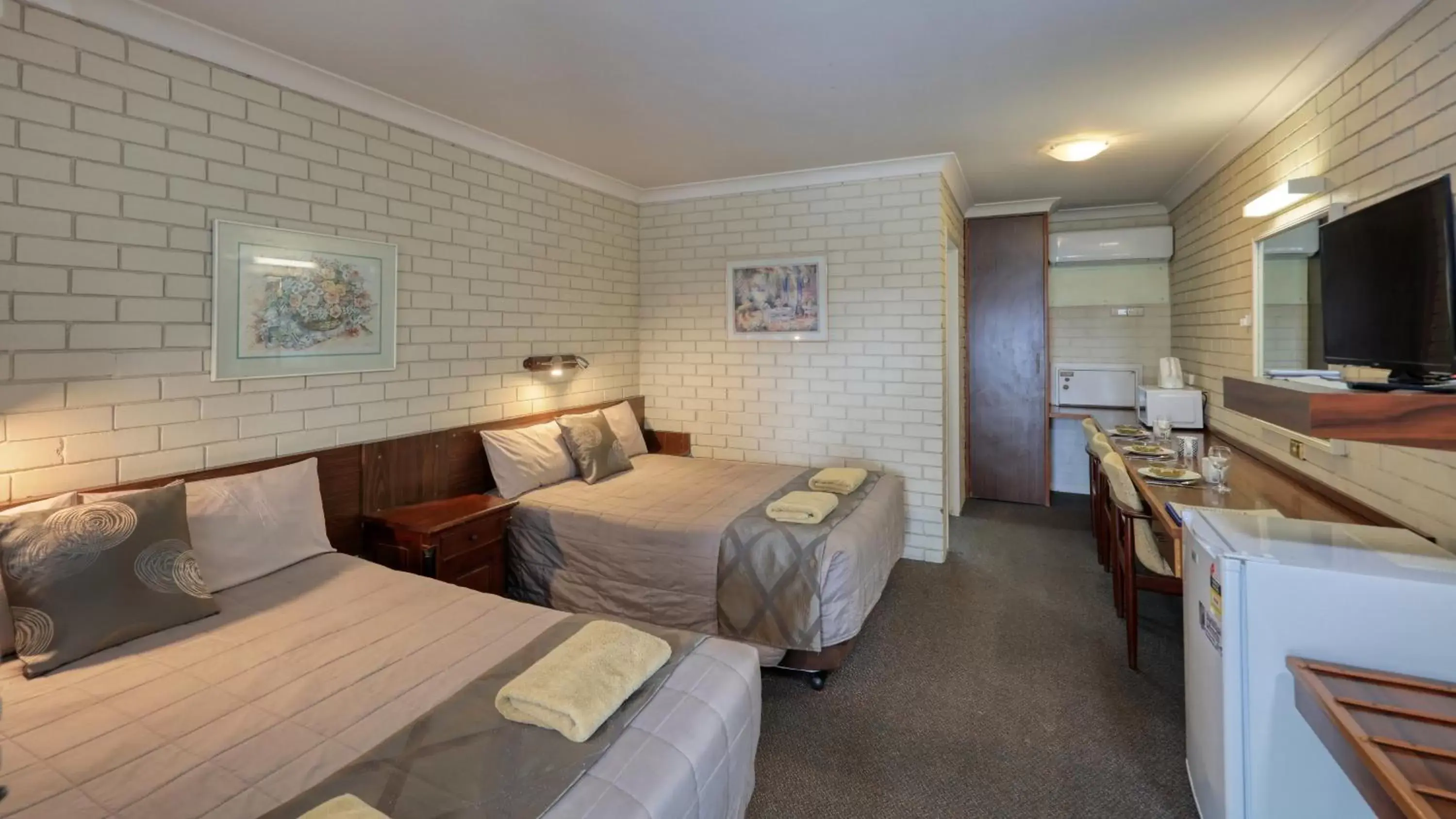 minibar, Bed in Matthew Flinders Motor Inn
