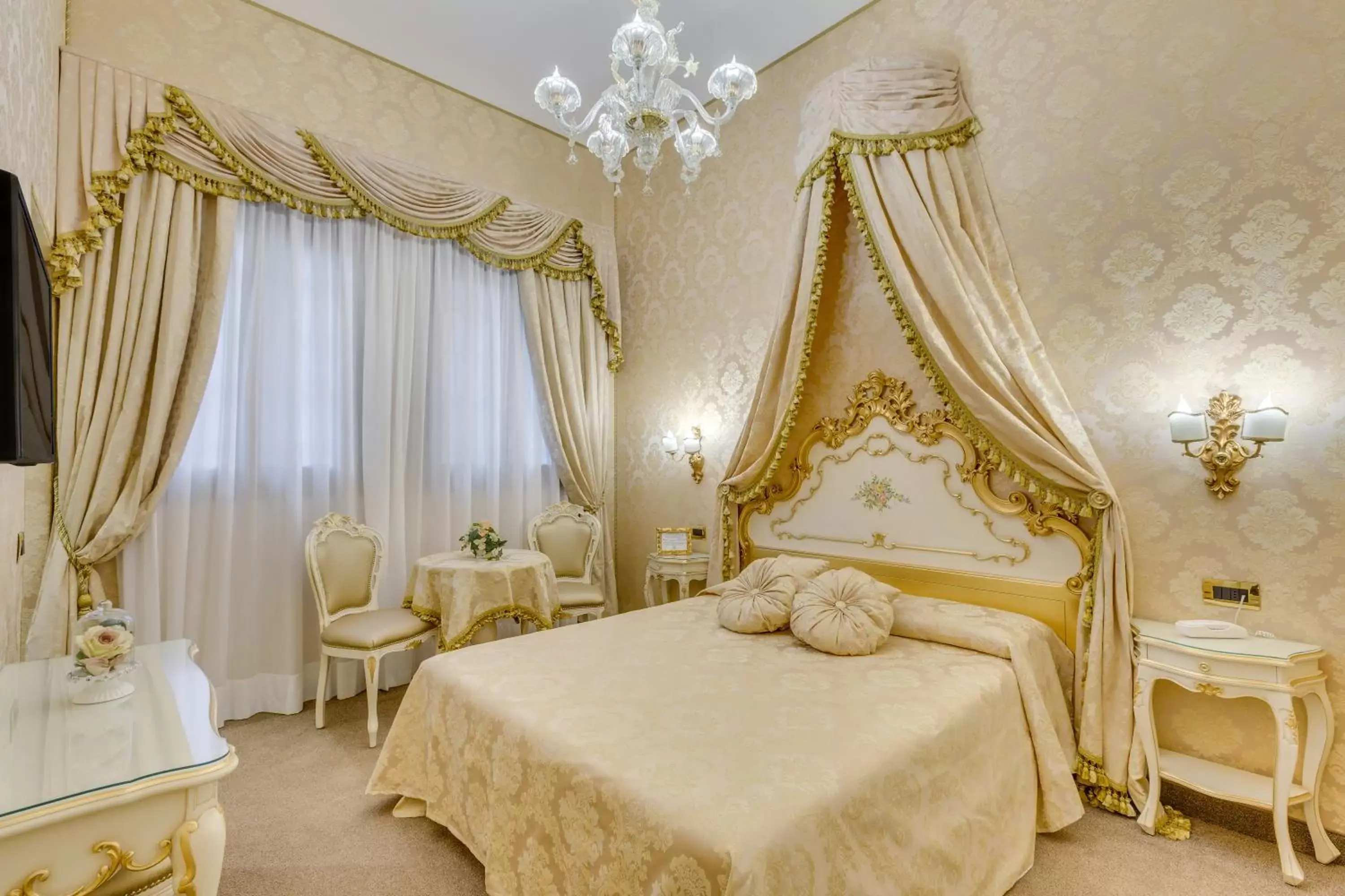 Photo of the whole room, Bed in Residenza Veneziana