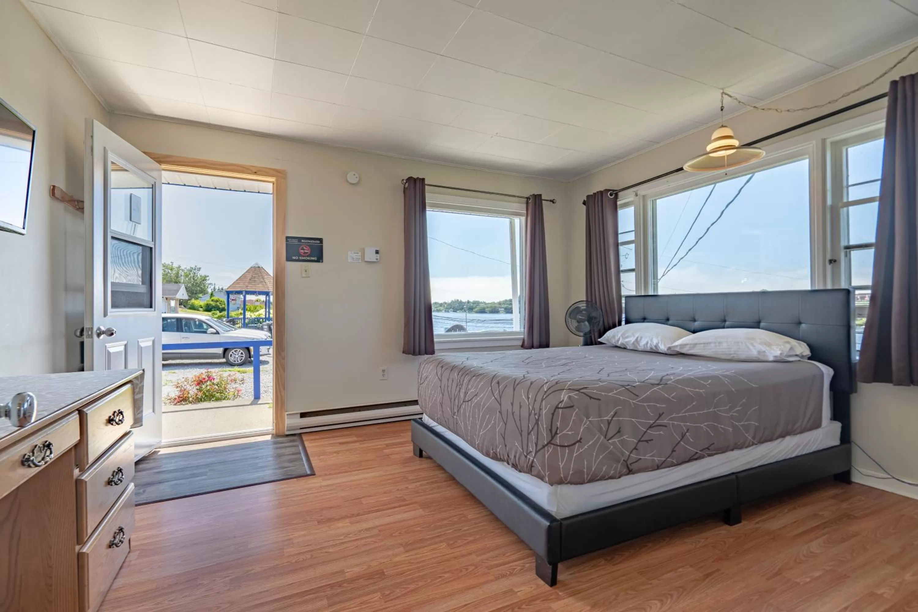 Photo of the whole room, Bed in Novastar Motel On The Lake