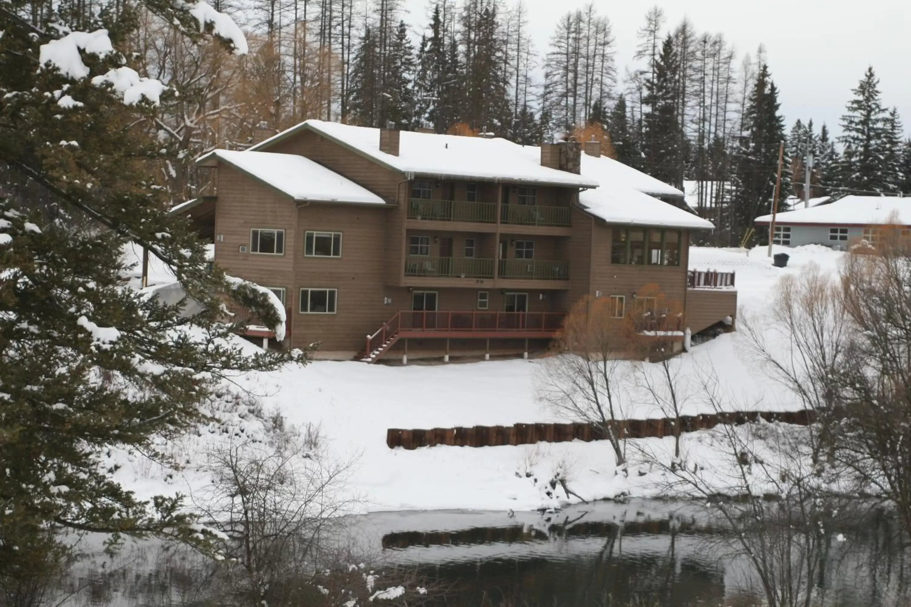 Facade/entrance, Winter in Duck Inn Lodge