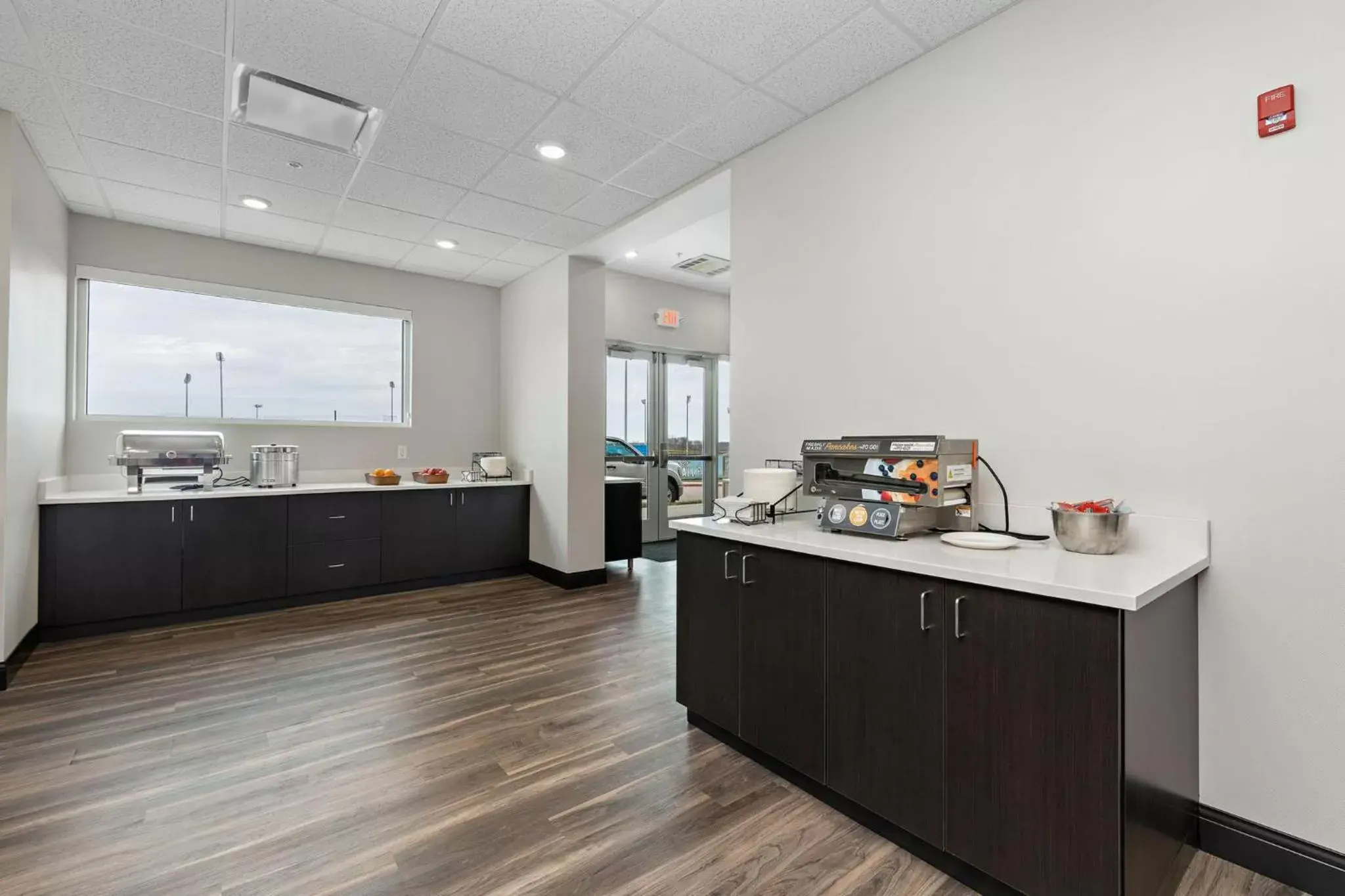 Breakfast, Kitchen/Kitchenette in Holiday Inn Express Kansas City North Parkville, an IHG Hotel