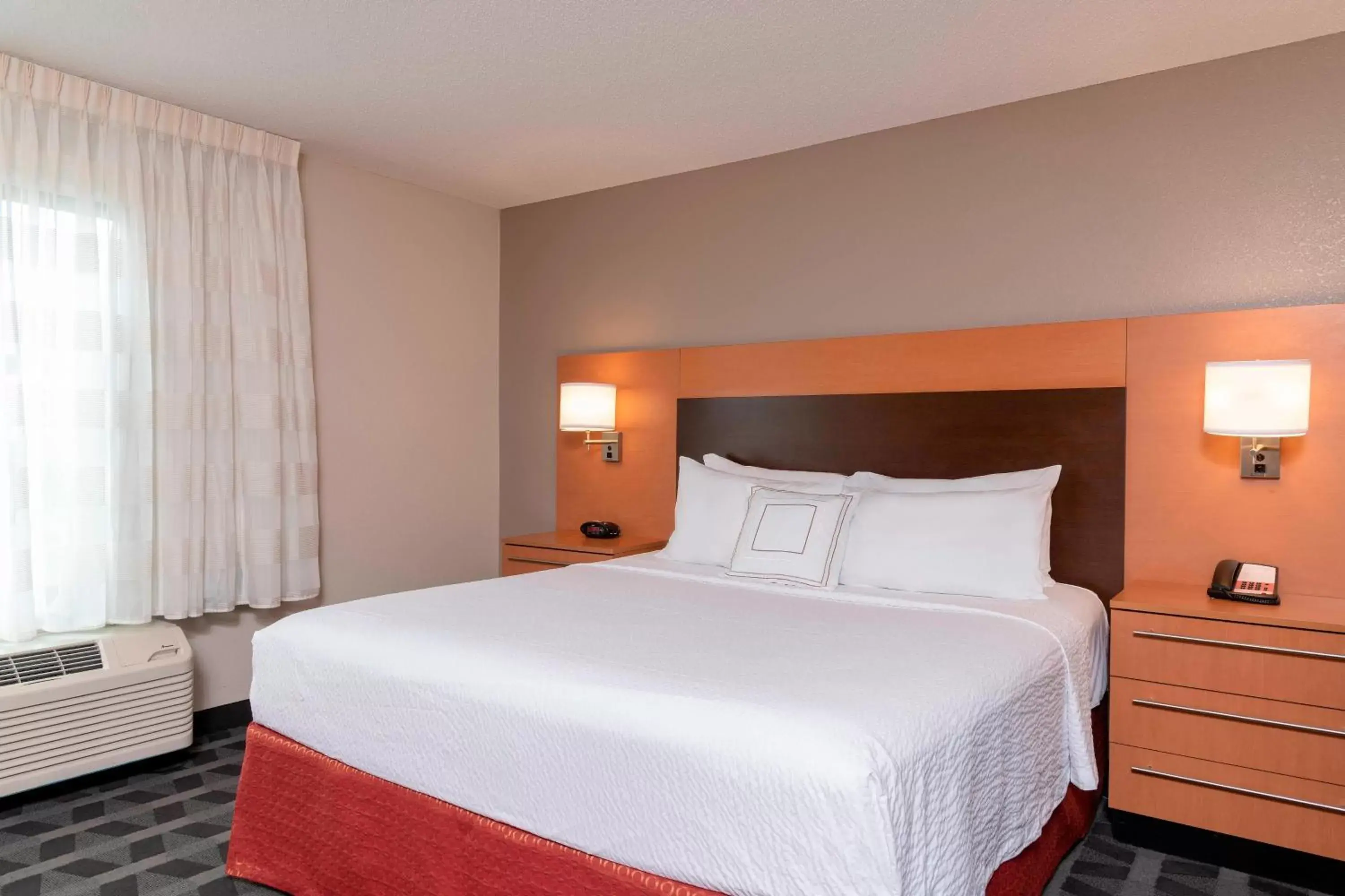 Bedroom, Bed in TownePlace Suites Fort Wayne North