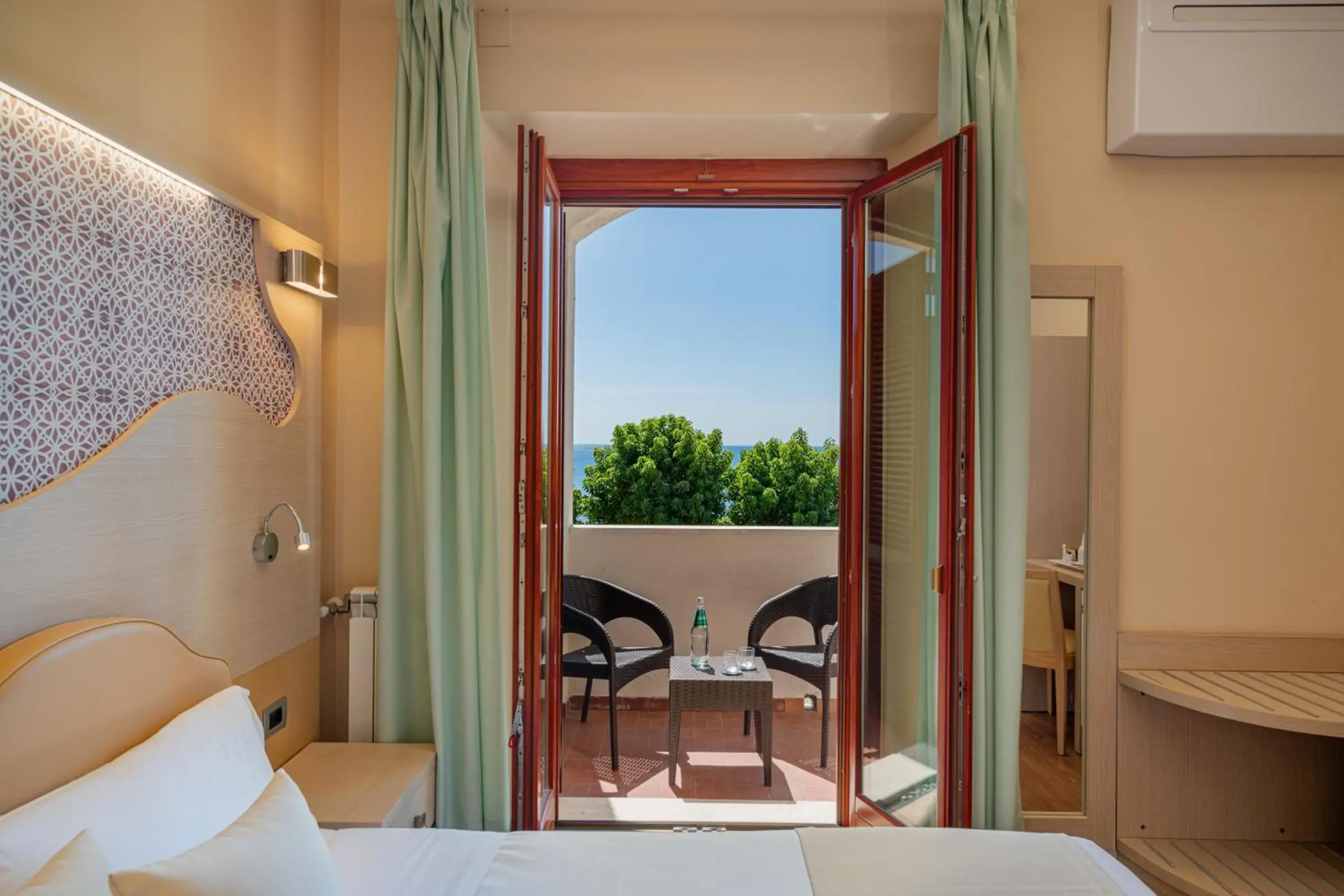 Bedroom, Balcony/Terrace in Hotel El Balear