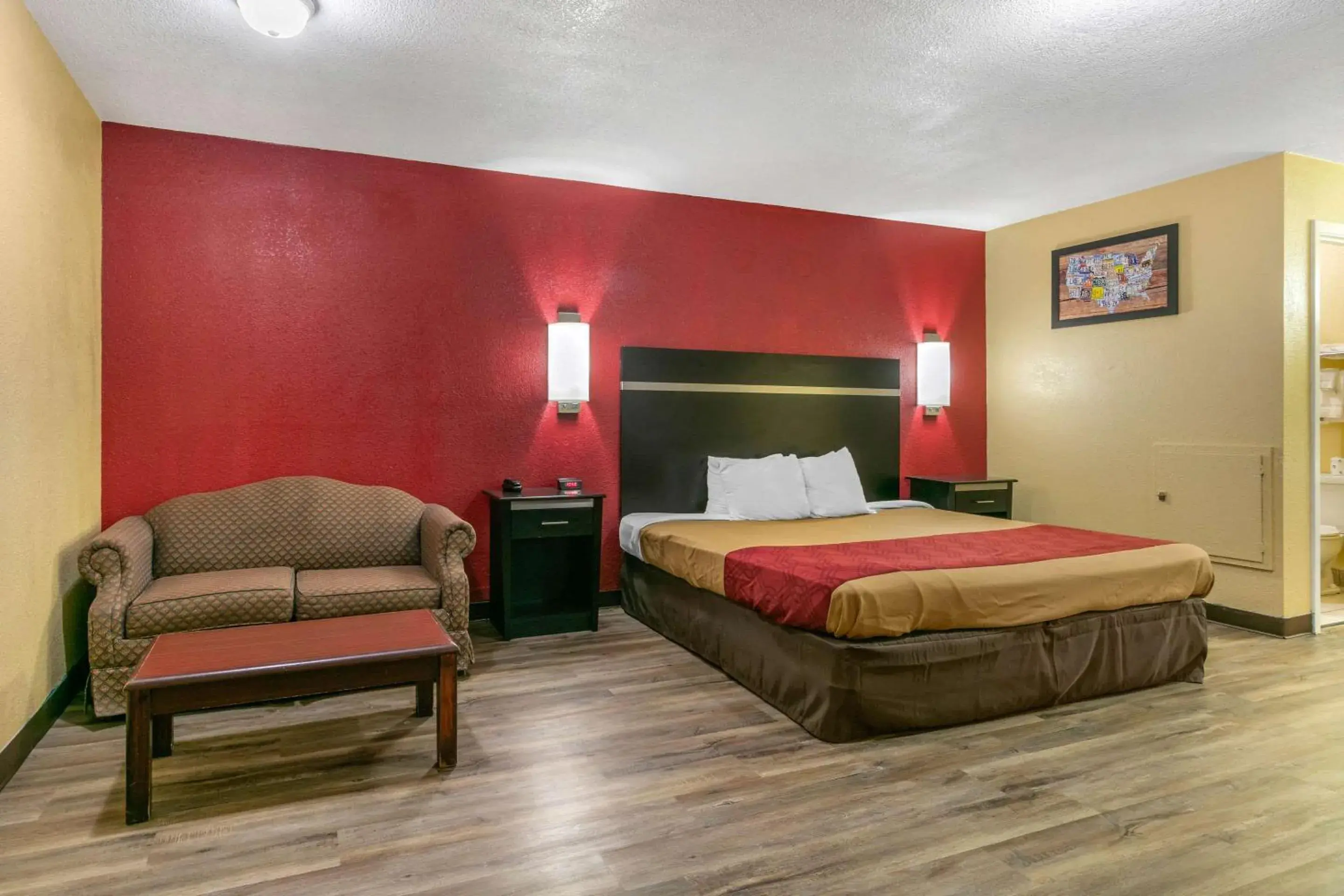 Photo of the whole room, Bed in Econo Lodge Jonesboro