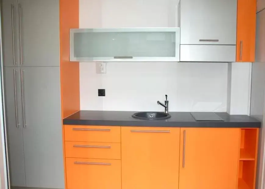 Kitchen or kitchenette, Kitchen/Kitchenette in GuestHouse University by LR - self check in