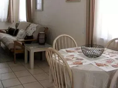 Photo of the whole room, Dining Area in Queens Gate Resort